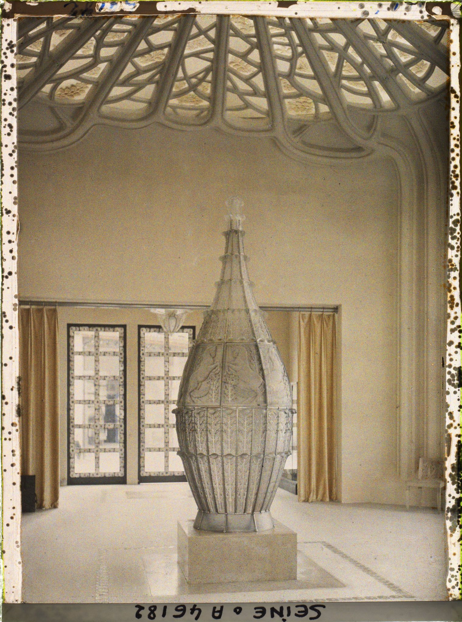 Image représentant L'Exposition des arts décoratifs, Intérieur du pavillon Lalique, le vase central