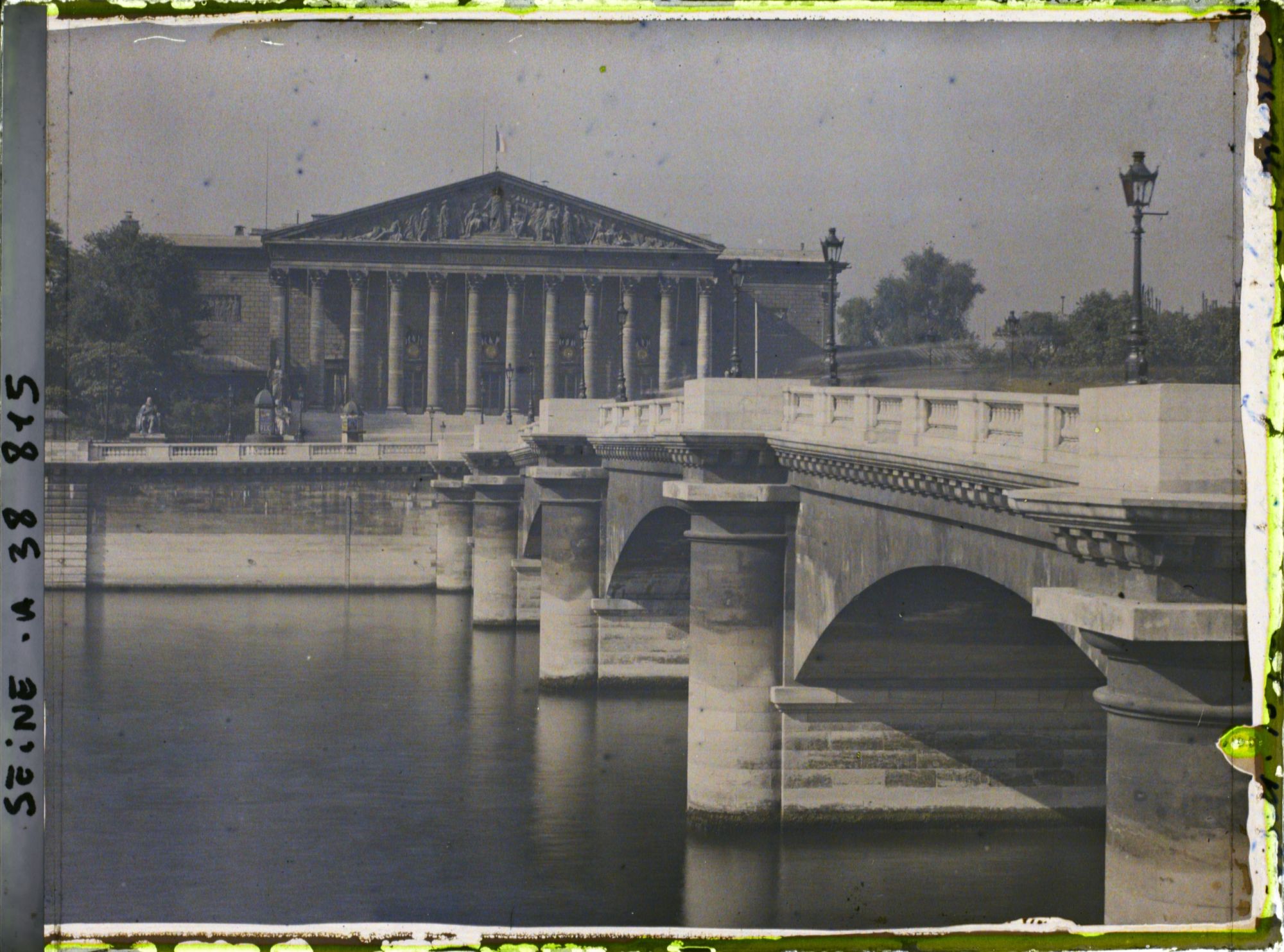 Image représentant Le pont de la Concorde et le Palais Bourbon, actuelle Assemblée nationale