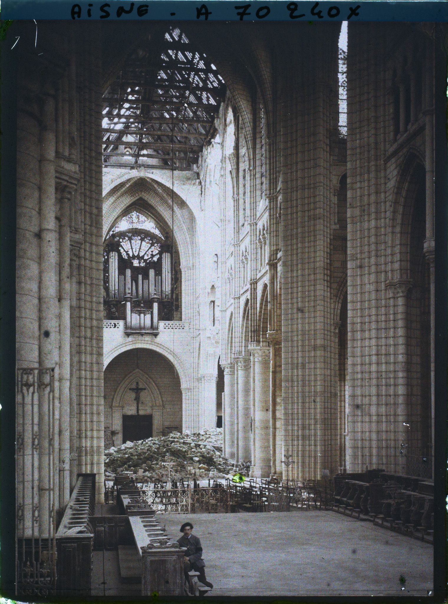 Image représentant Depuis le chœur, intérieur de de la nef jonchée de gravats et l'orgue