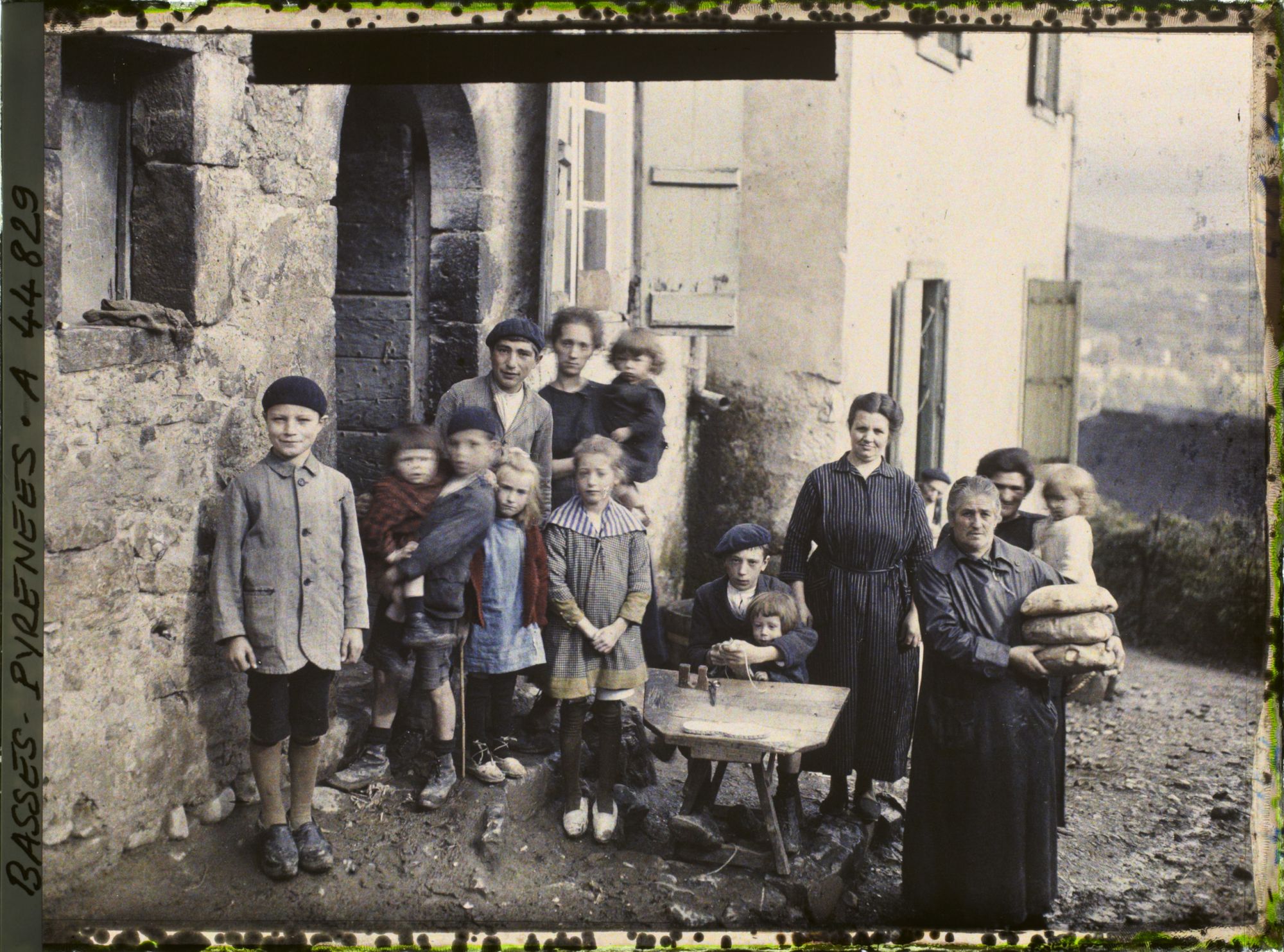 Image représentant France, Mauléon, Une famille de Sandaliers