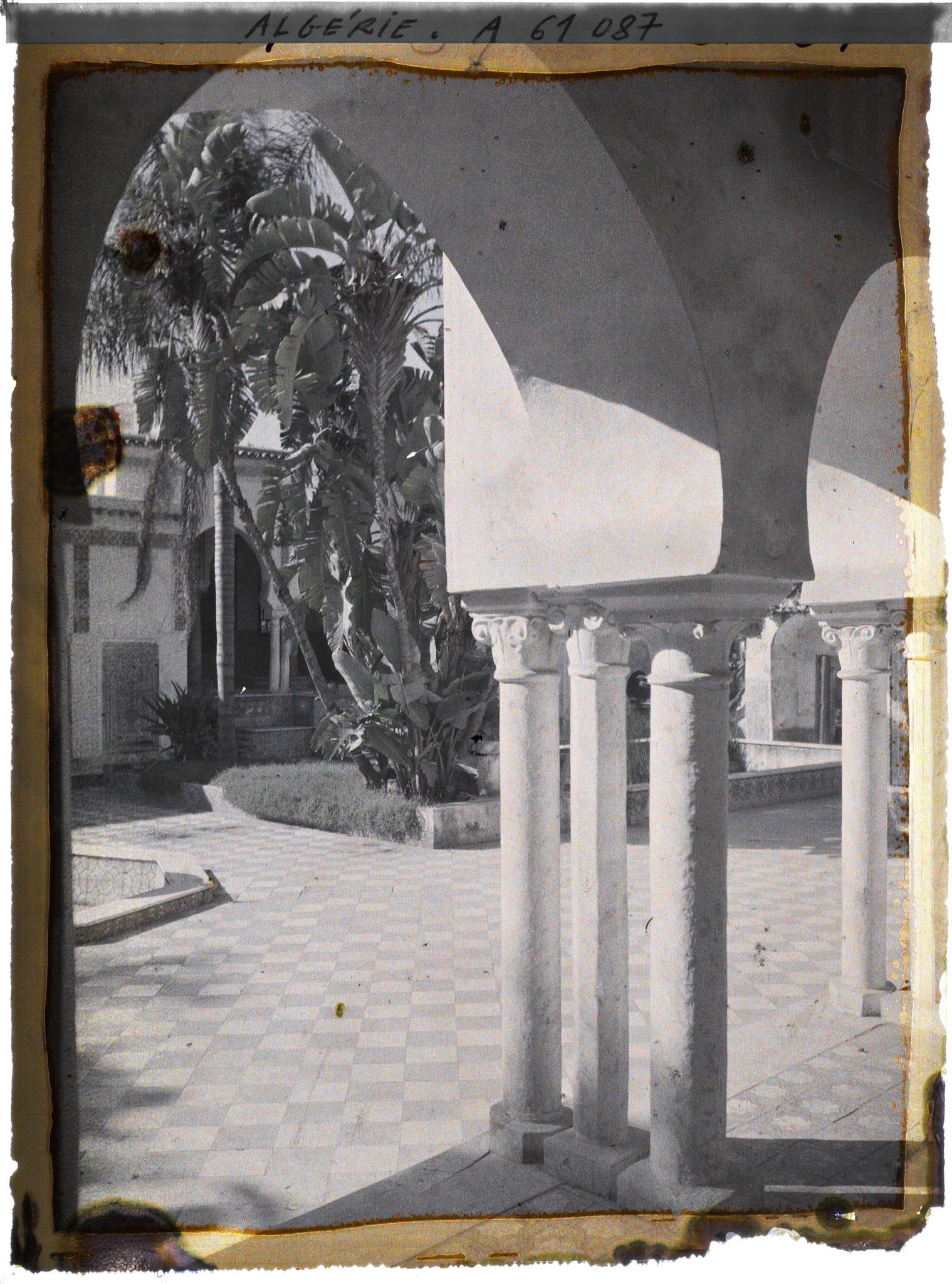 Image représentant Le palais du Bardo, la cour du "pavillon de la Favorite"