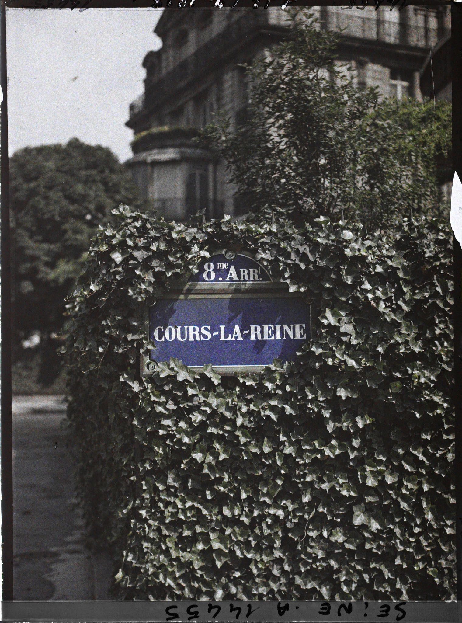 Image représentant Plaque "Cours-la-Reine", à l'angle de la place de la Reine-Astrid (1936) et de l'actuel Cours-Albert-Ier