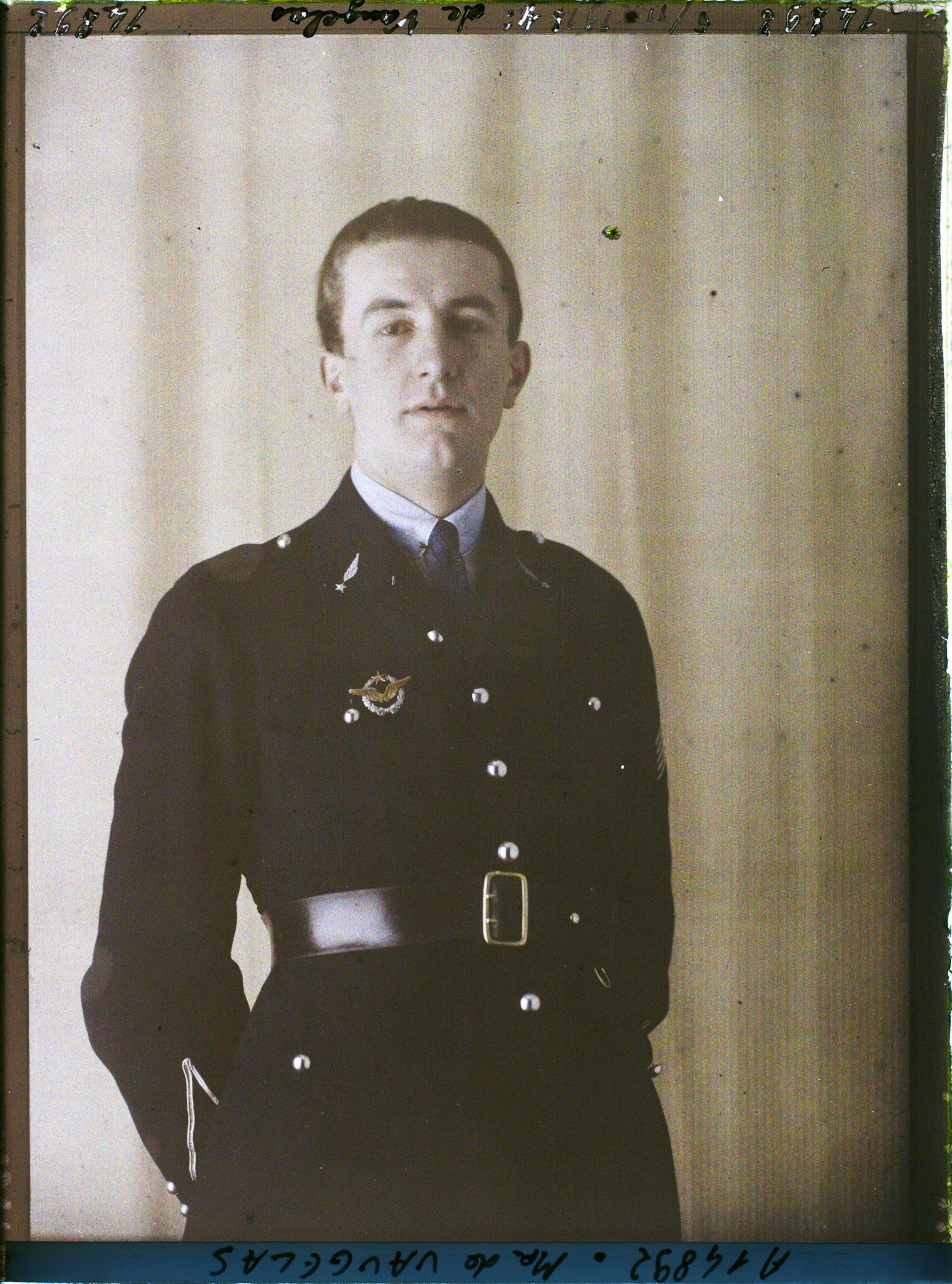 Image représentant L'officier  https://musee-albert-kahn.s-museum.fr/home/NWQ2OTAwYzNmYjZlZTk1ZWQwODJmMjY4L2dlbmVyaWMtbm90aWNlLXRhYi9hdXRob3JpdHkvNjE3YTc5ZjVjZjhiODk2OGIzMzM3ZDIx/5d6900c3fb6ee95ed082f268/generic-notice-tab/authority/617a79ebcf8b8968b33379bc de Vaugelas