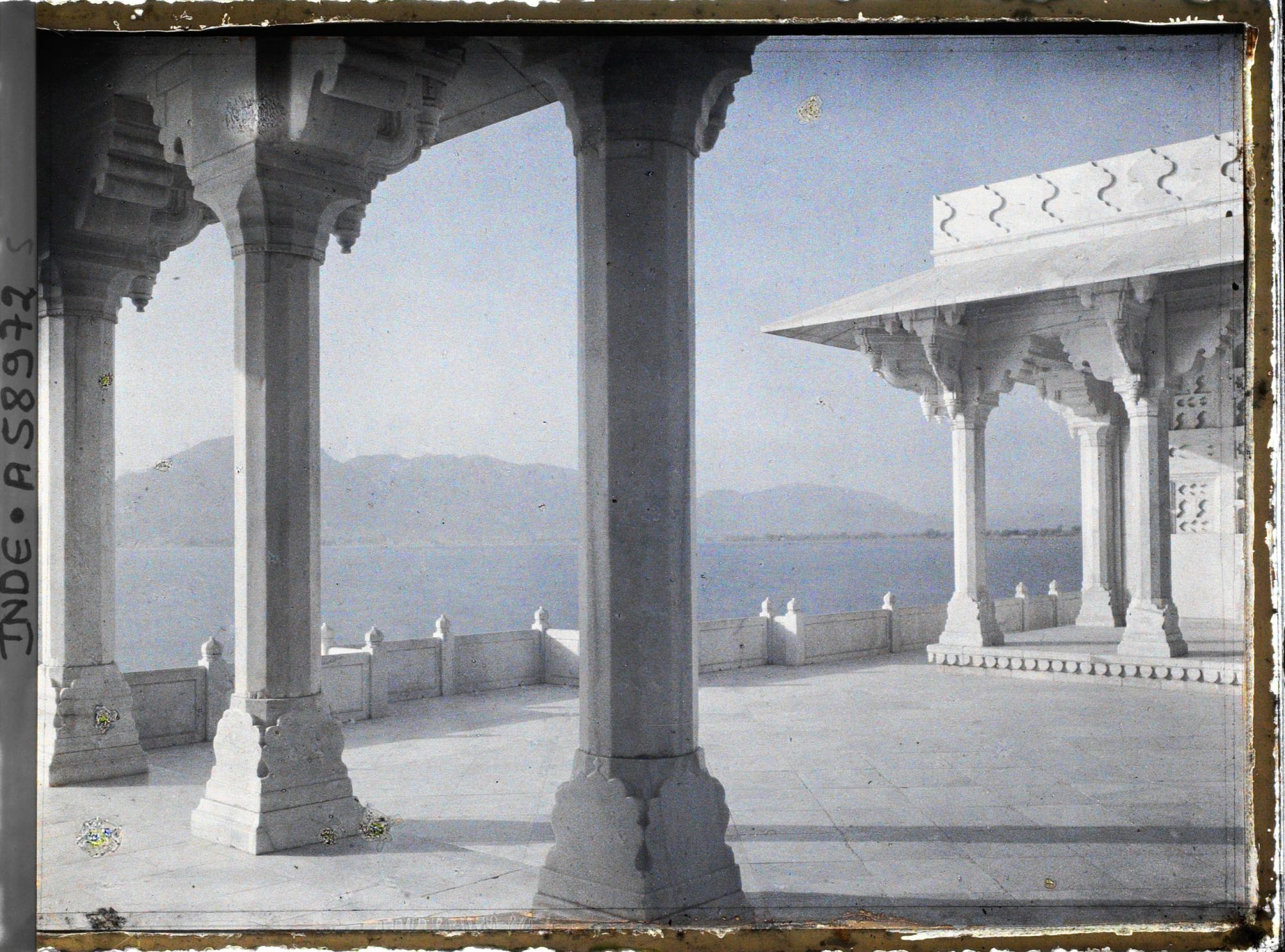 Image représentant Des pavillons de marbre blanc sur les rives du lac Anasagar