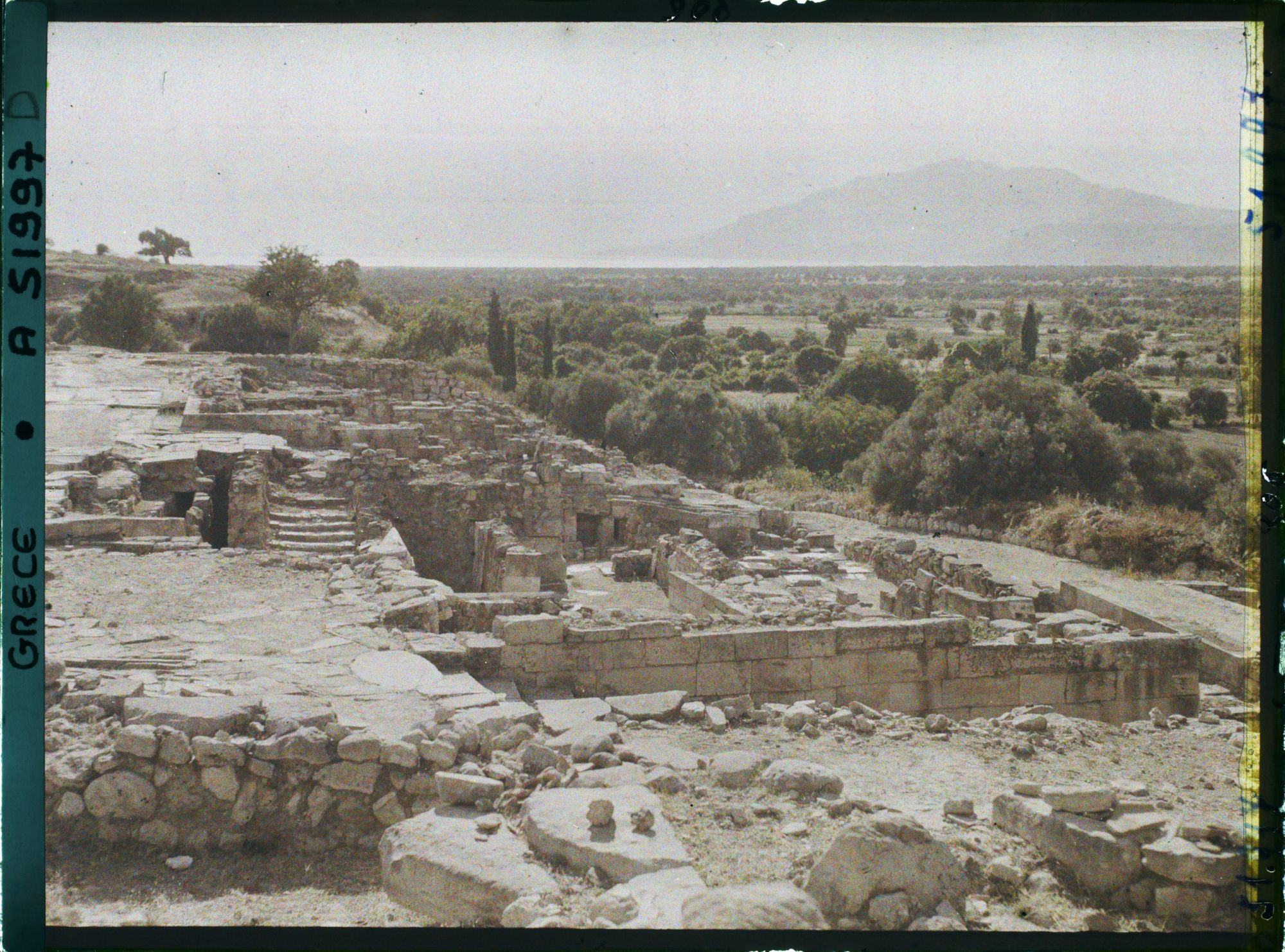Image représentant Ruines de la villa. Au fond, la plaine de Messara, vers la mer