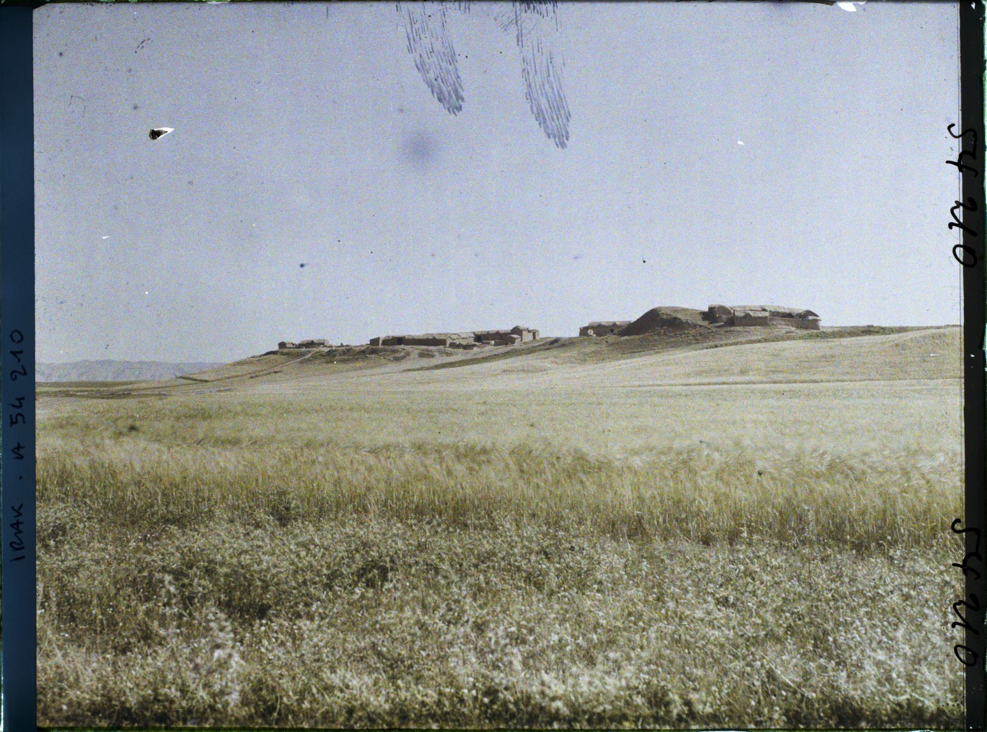 Image représentant Le village actuel construit sur un tell