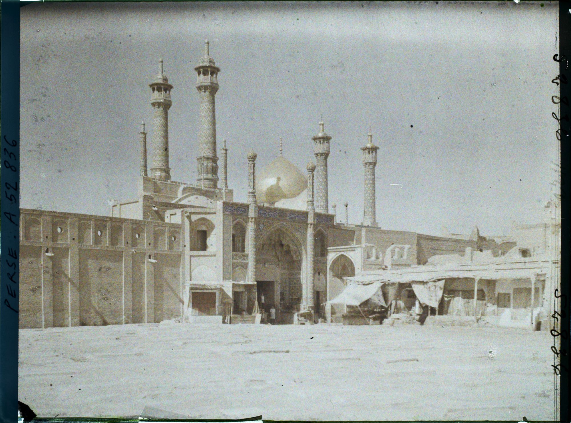 Image représentant Une des portes du sanctuaire de Fatima Masoumeh