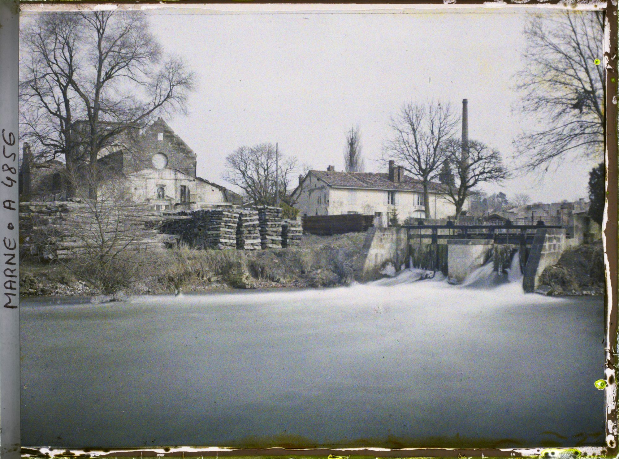 Image représentant Les chutes de la Saulx et l'église Notre-Dame de la Nativité