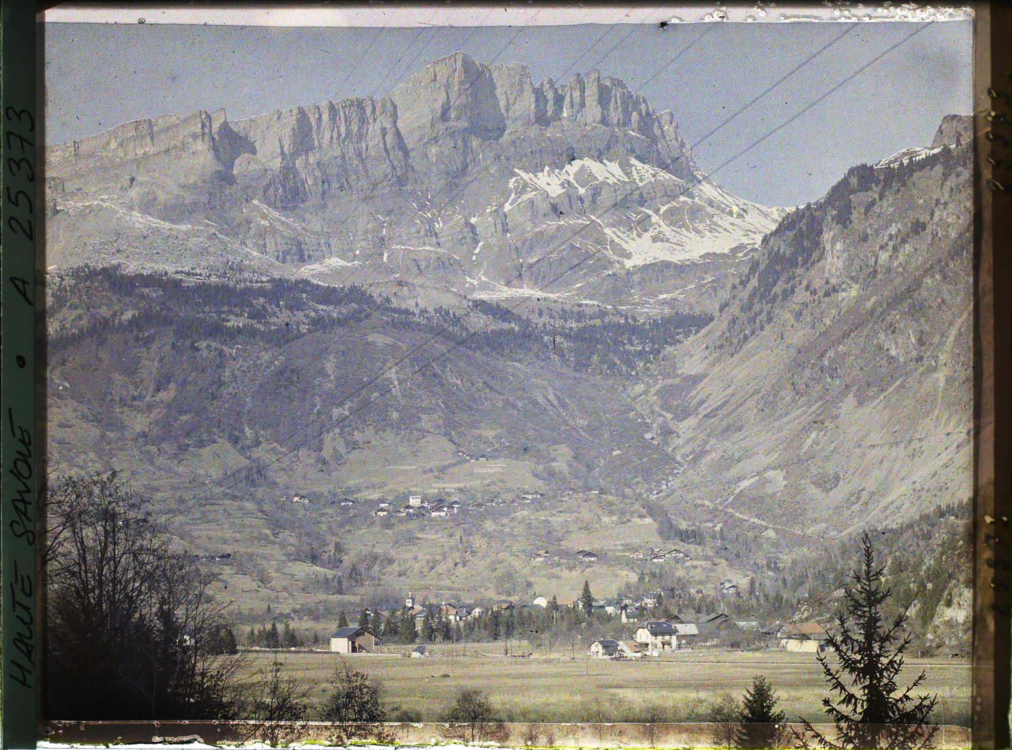 Image représentant France Les Alpes, Vallée de Chamonix ; Vue vers les Fiz et le Col d' Anterne et le Village de Servoz