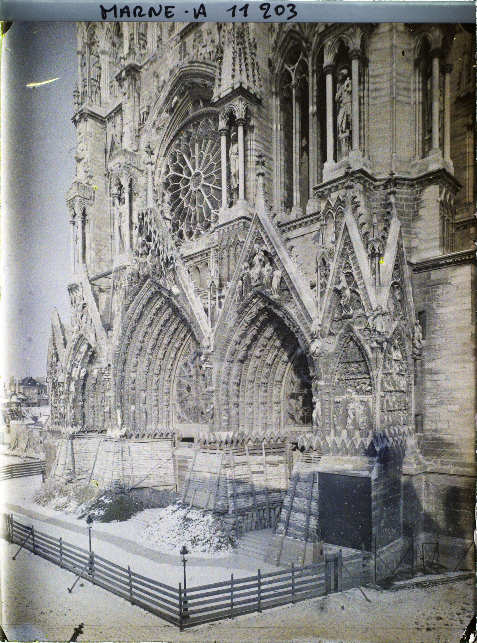 Image représentant La façade occidentale de la cathédrale en ruine