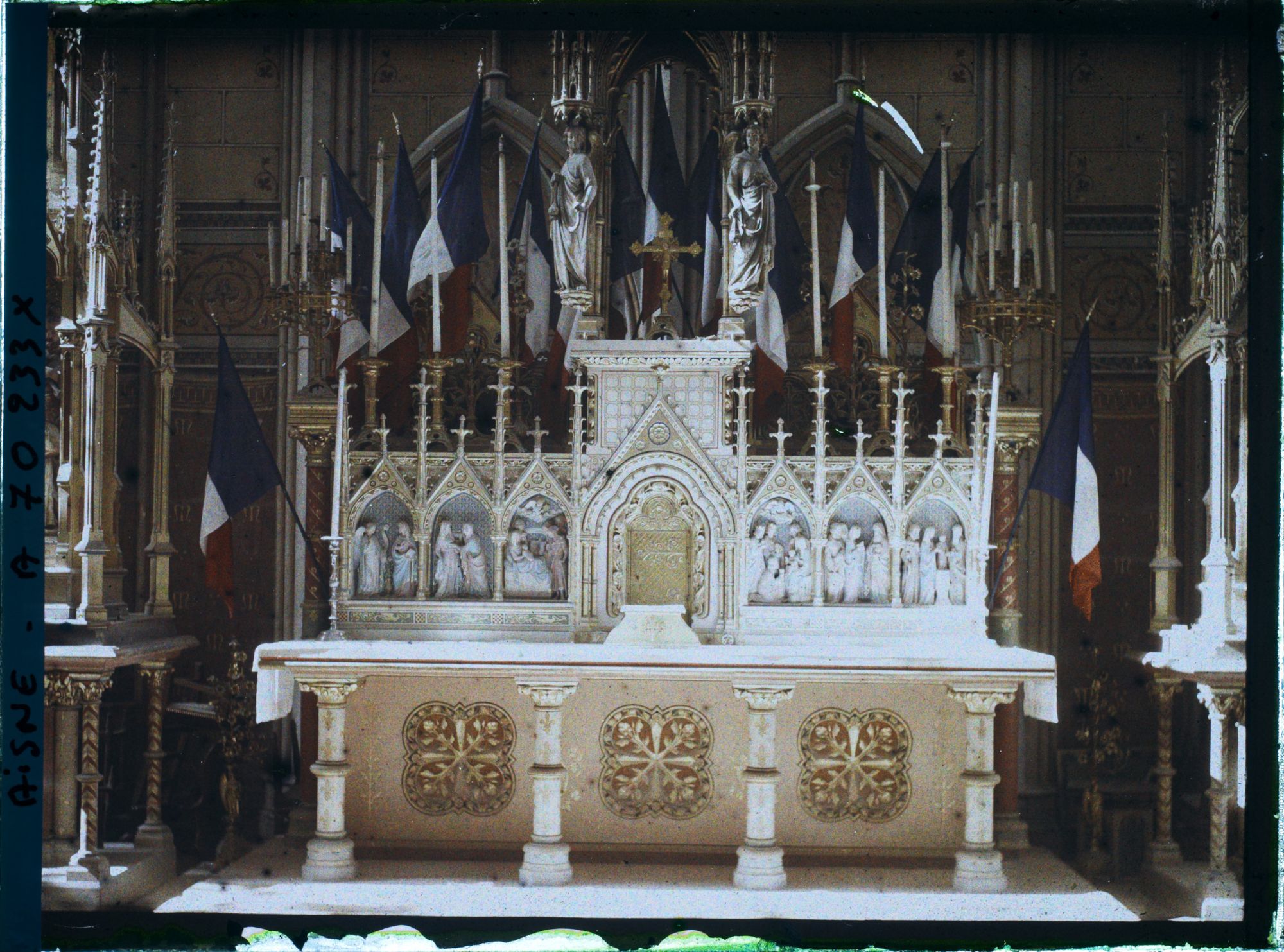 Image représentant Autel de la chapelle du rosaire décoré de drapeaux français