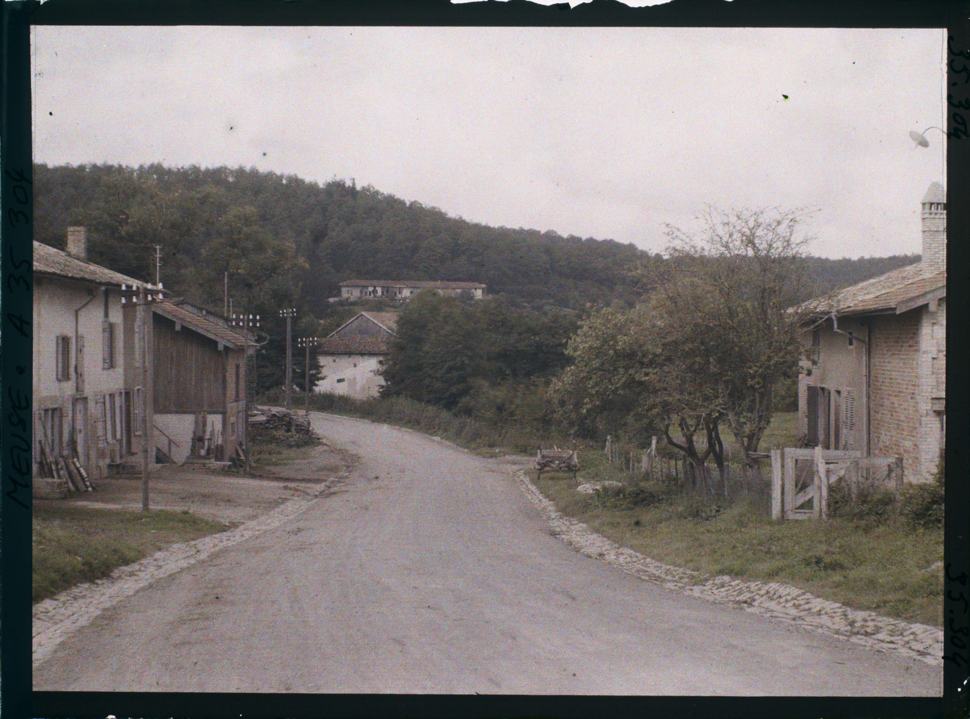 Image représentant France, Les Islettes, Vue sur la route de Ste Ménehould à Verdun