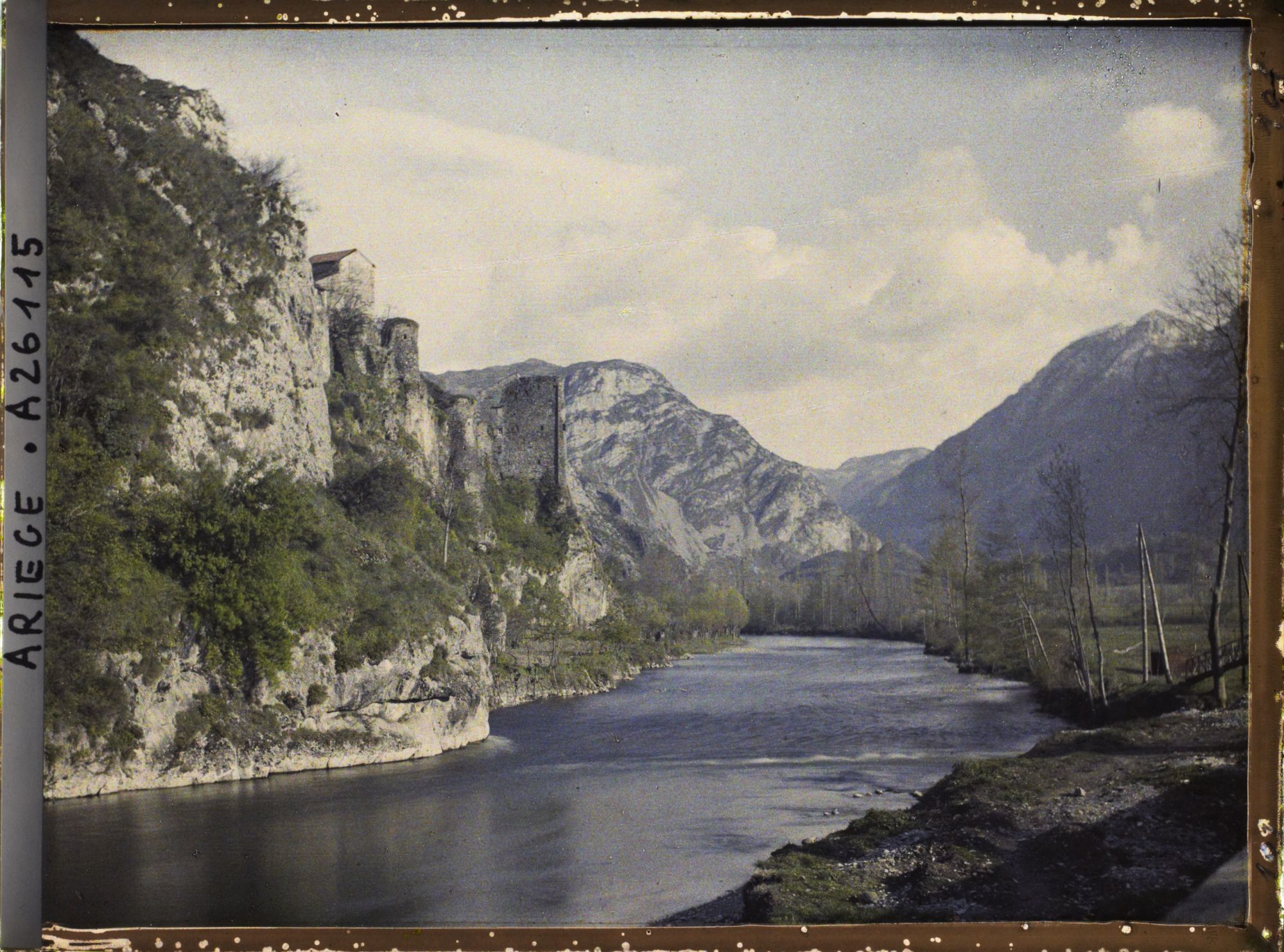 Image représentant L'Ariège vers l'amont et les vieux remparts