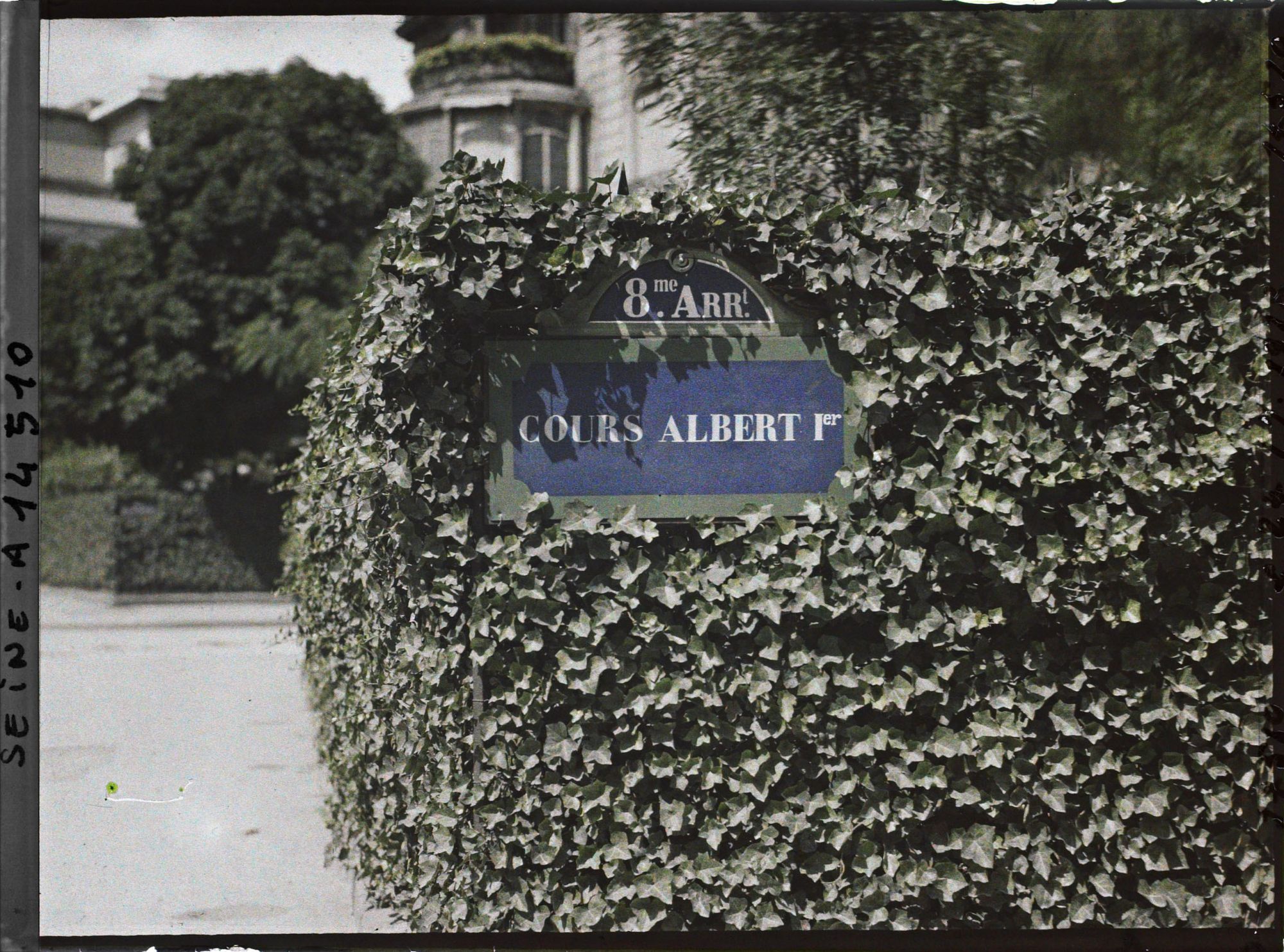 Image représentant Plaque "Cours-Albert-Ier", à l'angle de la place de la Reine-Astrid (1936)