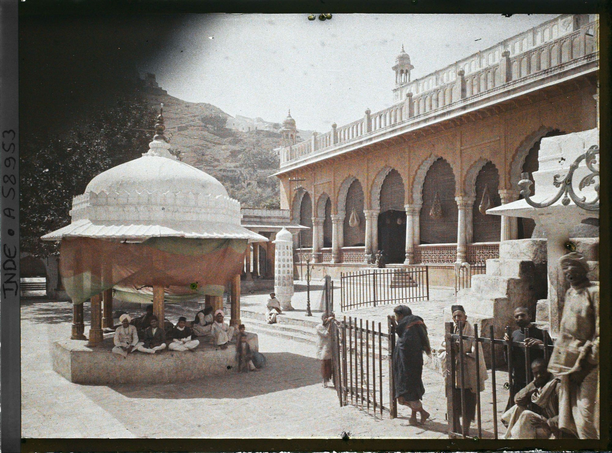 Image représentant Dans la troisième cour du dargâh Sharif, une fontaine aux ablutions et, à droite la salle Mehfil Khana
