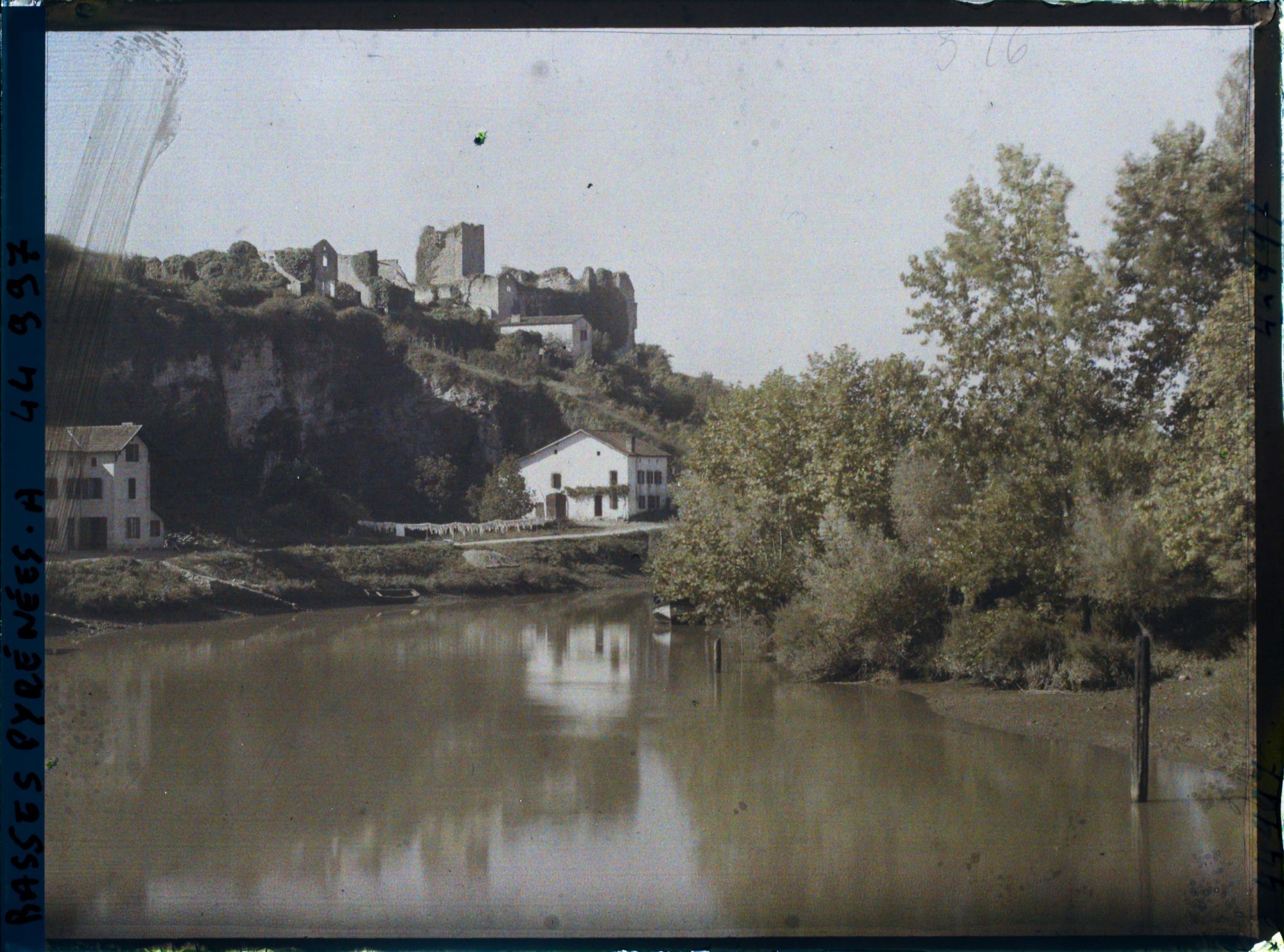 Image représentant France, Guiche, La Bidouze et les ruines du Chau