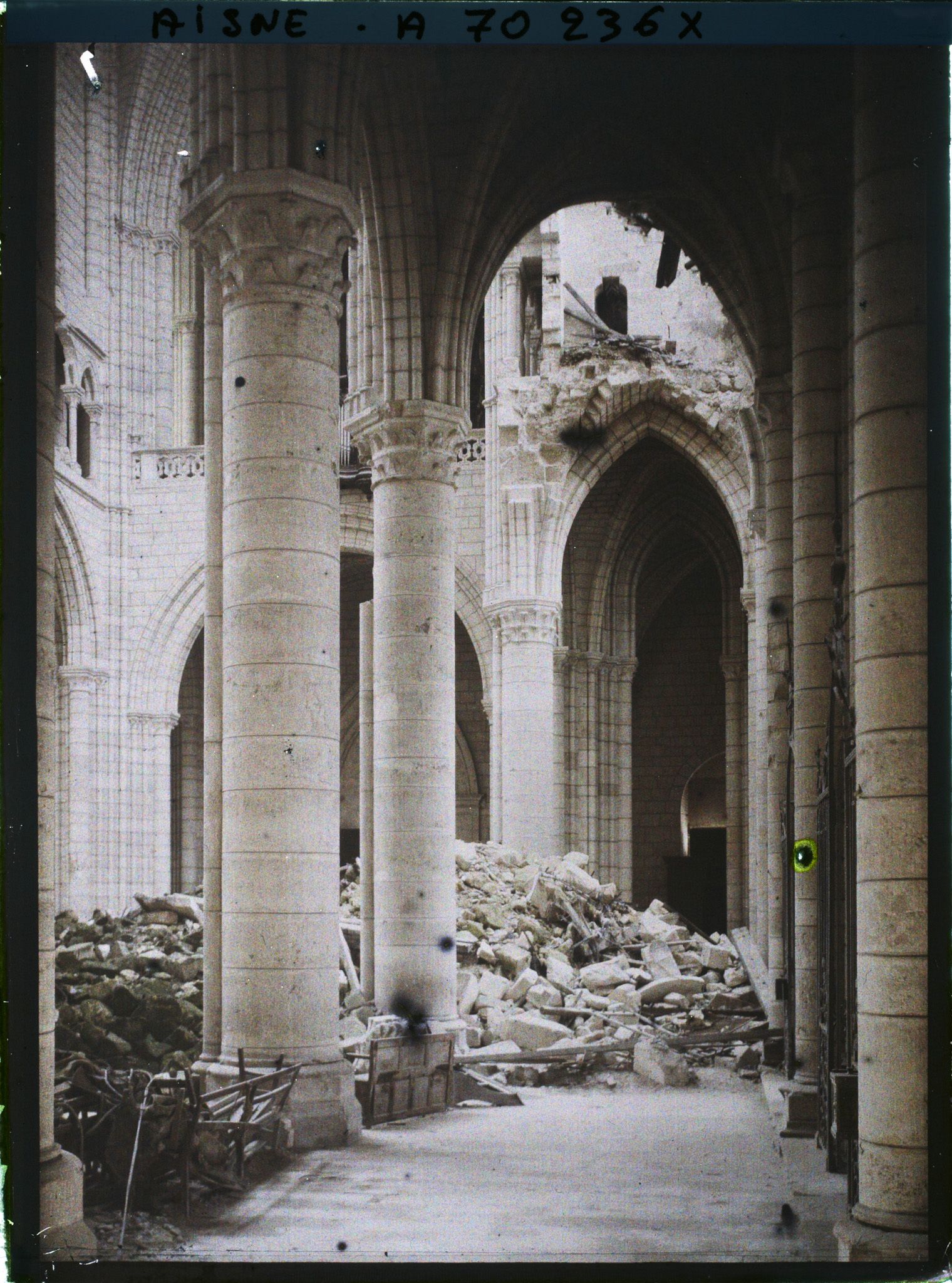 Image représentant Bas-côté de la cathédrale avec des débris de la voûte