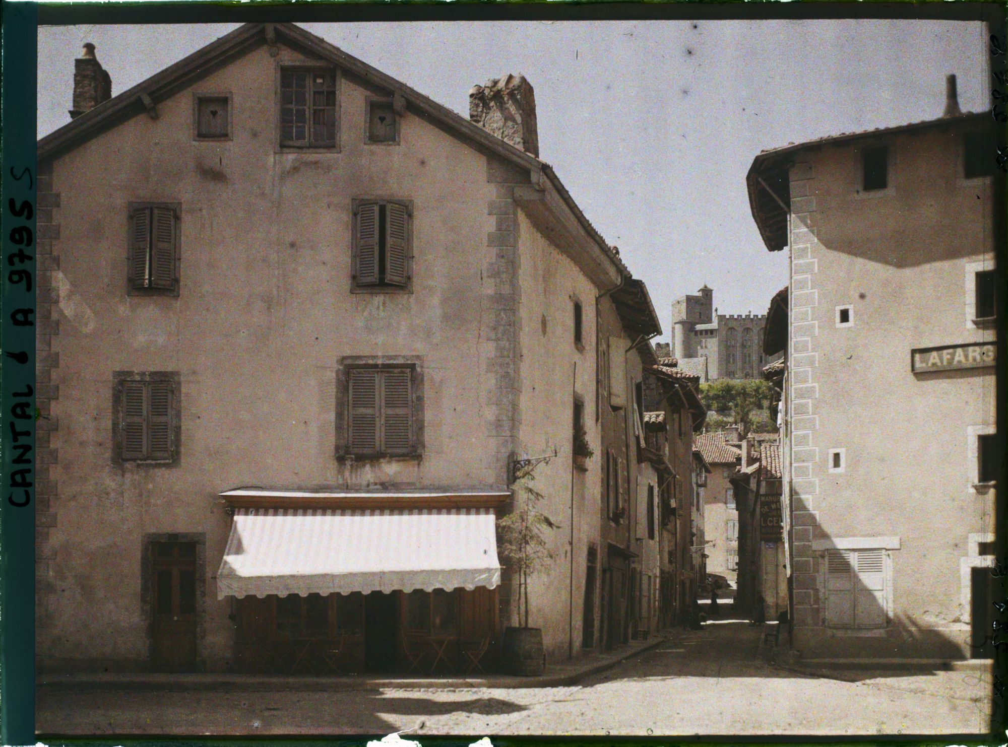 Image représentant Le château Saint-Etienne, vu depuis la rue Saint-Jacques