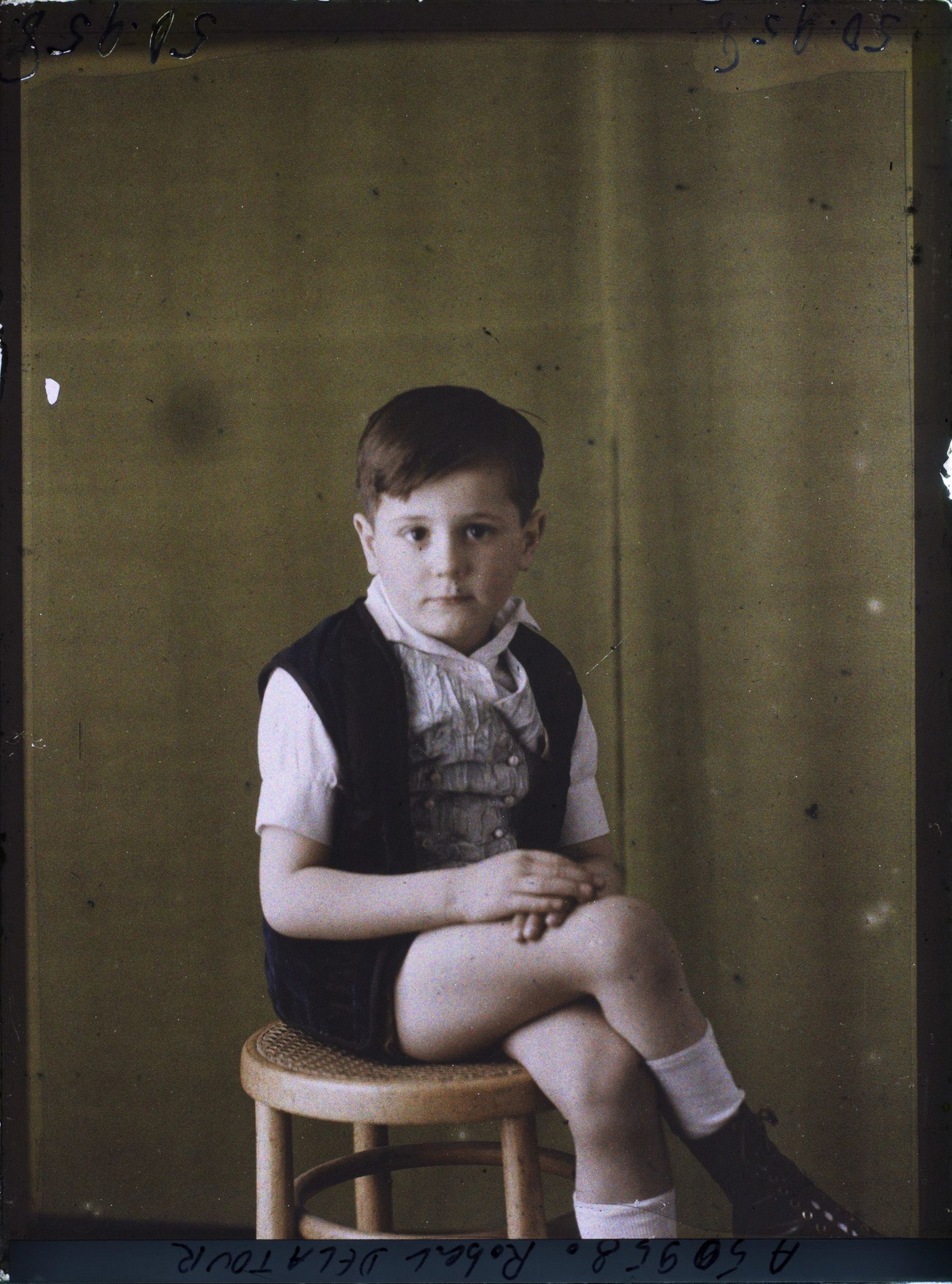 Image représentant L'enfant  https://musee-albert-kahn.s-museum.fr/home/NWQ2OTAwYzNmYjZlZTk1ZWQwODJmMjY4L2dlbmVyaWMtbm90aWNlLXRhYi9hdXRob3JpdHkvNjE3YTc5ZjVjZjhiODk2OGIzMzM3ZDIx/5d6900c3fb6ee95ed082f268/generic-notice-tab/authority/617a79ebcf8b8968b3336baf Robert Delatour