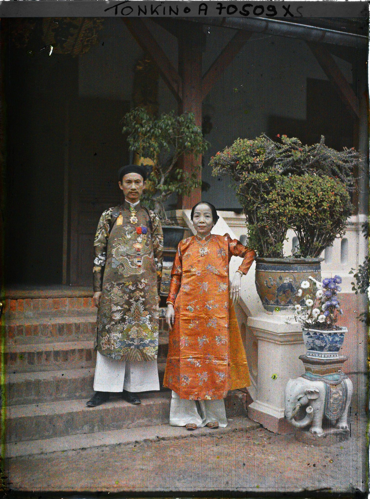 Image représentant Le Tông-dôc (gouverneur) de la province, M. Hoang Trong Phu et son épouse, devant leur villa