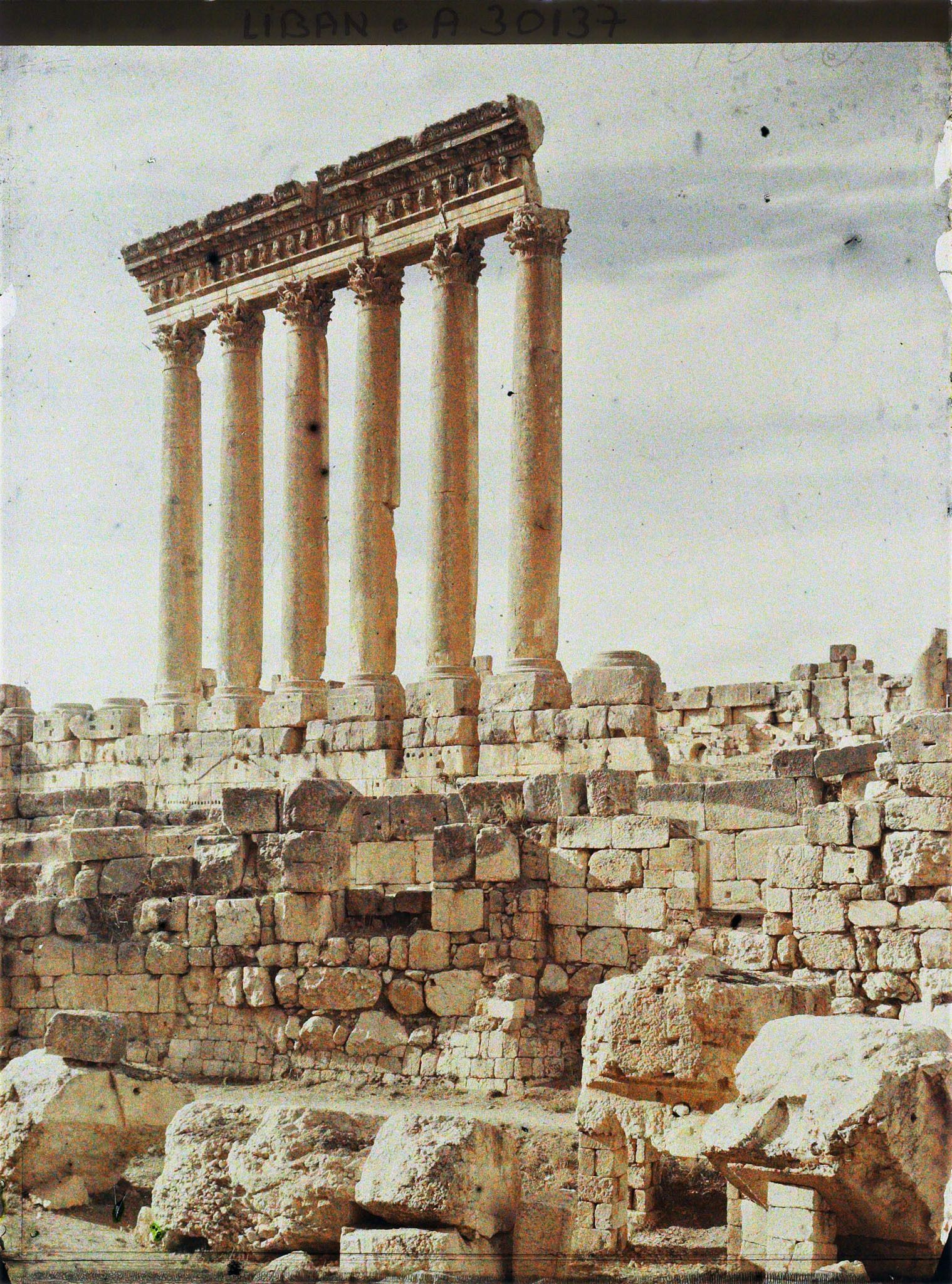 Image représentant Balbeck, Colonnade du Temple de Jupiter au soleil couchant.