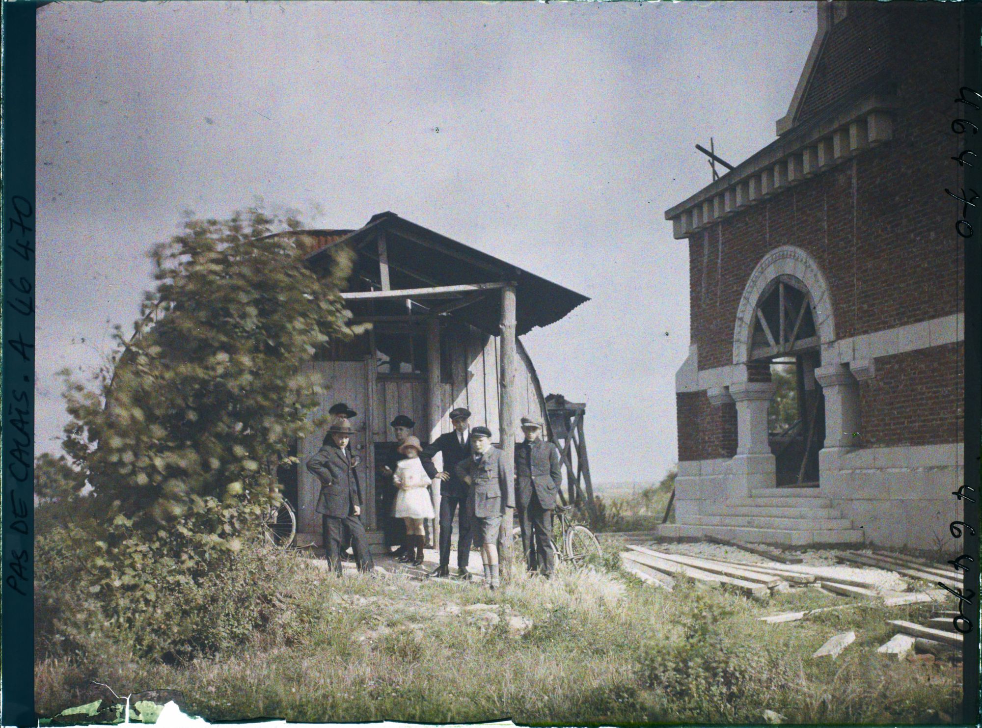 Image représentant France, Ecurie, Entrée de l'Eglise provisoire et de la nouvelle Eglise
