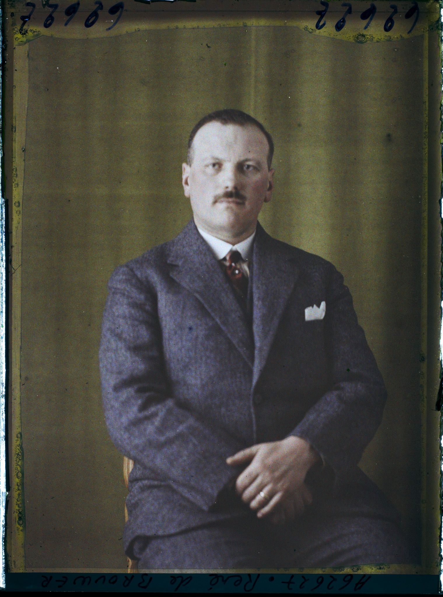 Image représentant https://musee-albert-kahn.s-museum.fr/home/NWQ2OTAwYzNmYjZlZTk1ZWQwODJmMjY4L2dlbmVyaWMtbm90aWNlLXRhYi9hdXRob3JpdHkvNjE3YTc5ZjVjZjhiODk2OGIzMzM3ZDIx/5d6900c3fb6ee95ed082f268/generic-notice-tab/authority/617a79ebcf8b8968b3336995 Monsieur René de Brouwer