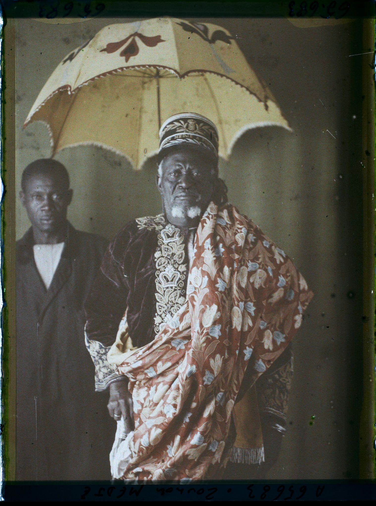 Image représentant https://musee-albert-kahn.s-museum.fr/home/NWQ2OTAwYzNmYjZlZTk1ZWQwODJmMjY4L2dlbmVyaWMtbm90aWNlLXRhYi9hdXRob3JpdHkvNjE3YTc5ZjVjZjhiODk2OGIzMzM3ZDIx/5d6900c3fb6ee95ed082f268/generic-notice-tab/authority/617a79eacf8b8968b3336549 Le Roi Zounnon Mèdje