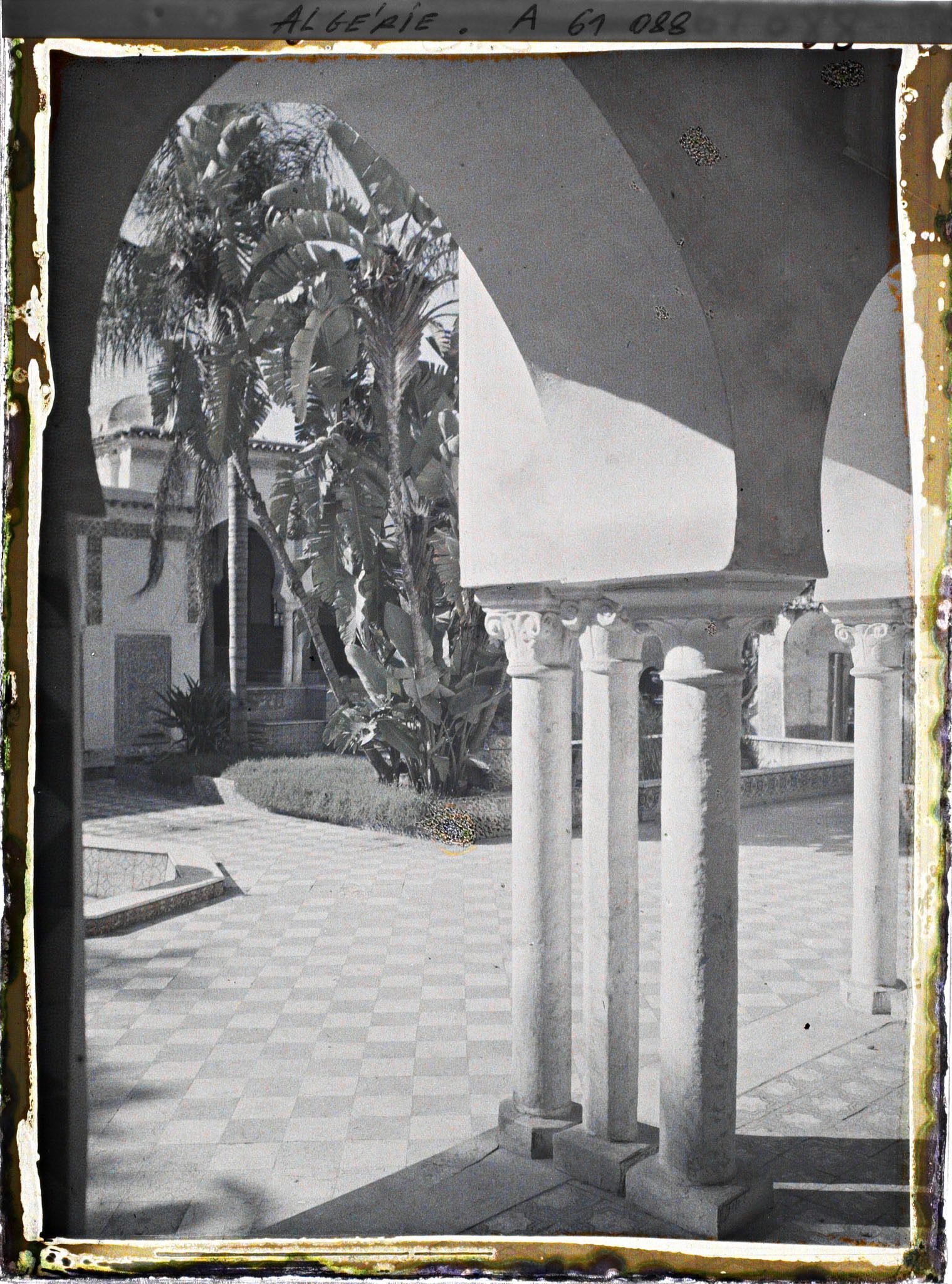 Image représentant Le palais du Bardo, la cour du "pavillon de la Favorite"