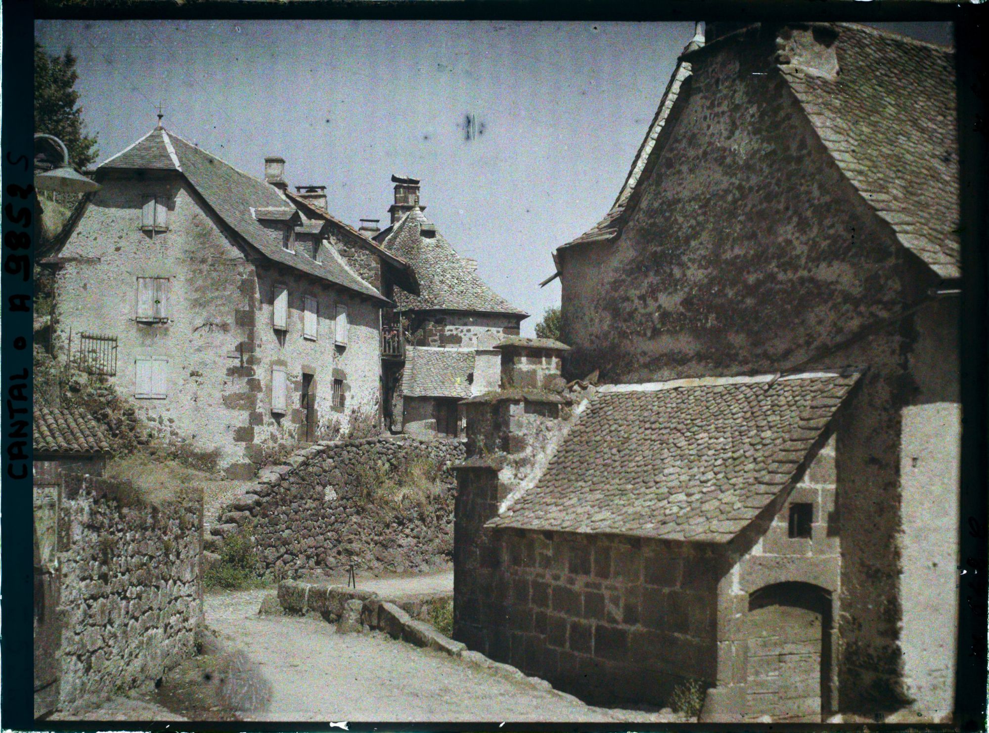 Image représentant Les maisons à l'angle de la place de l'église et de la rue du Dr Civiale
