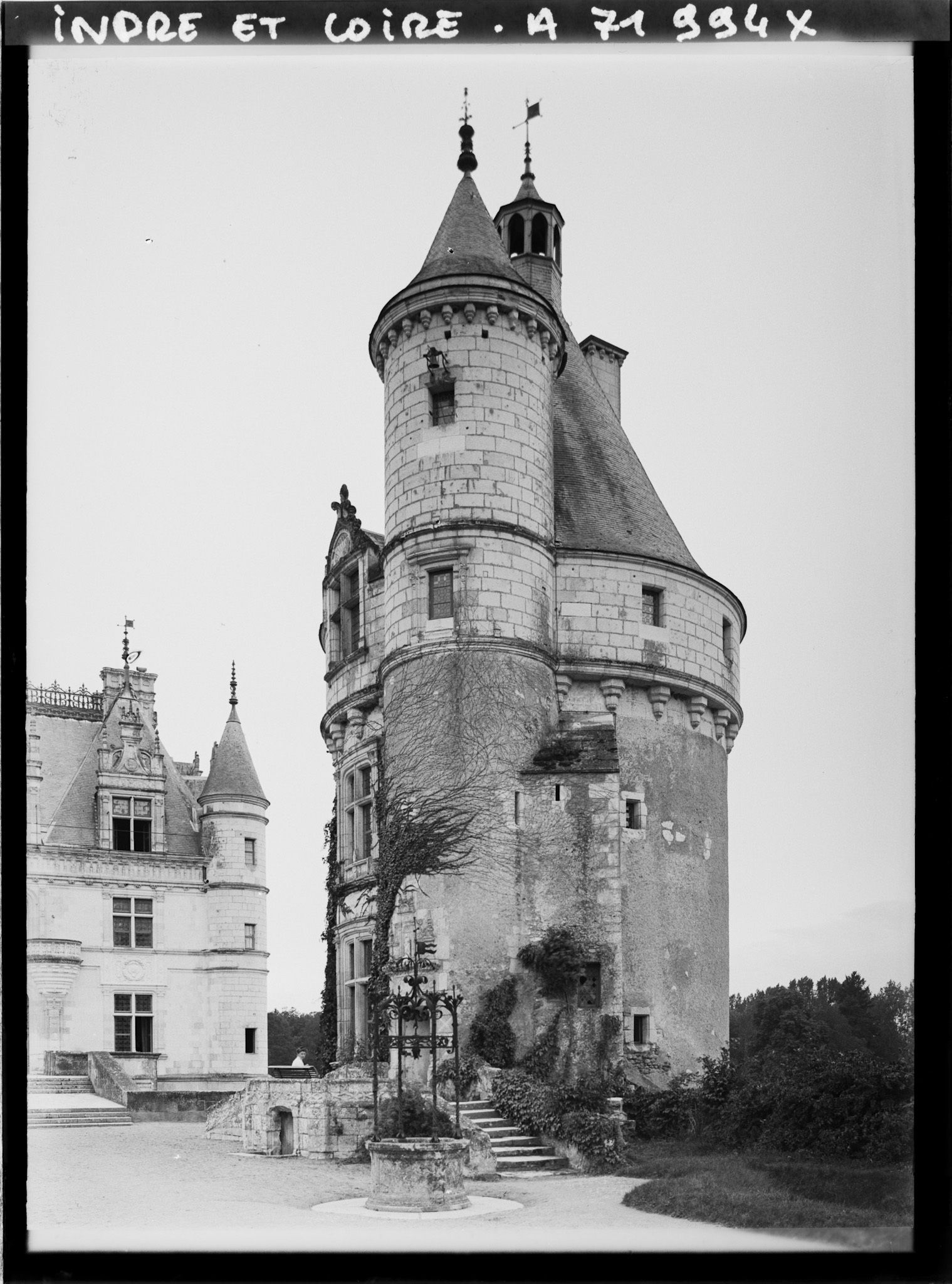 Image représentant La tour des Marques, l'entrée du château à l'arrière-plan