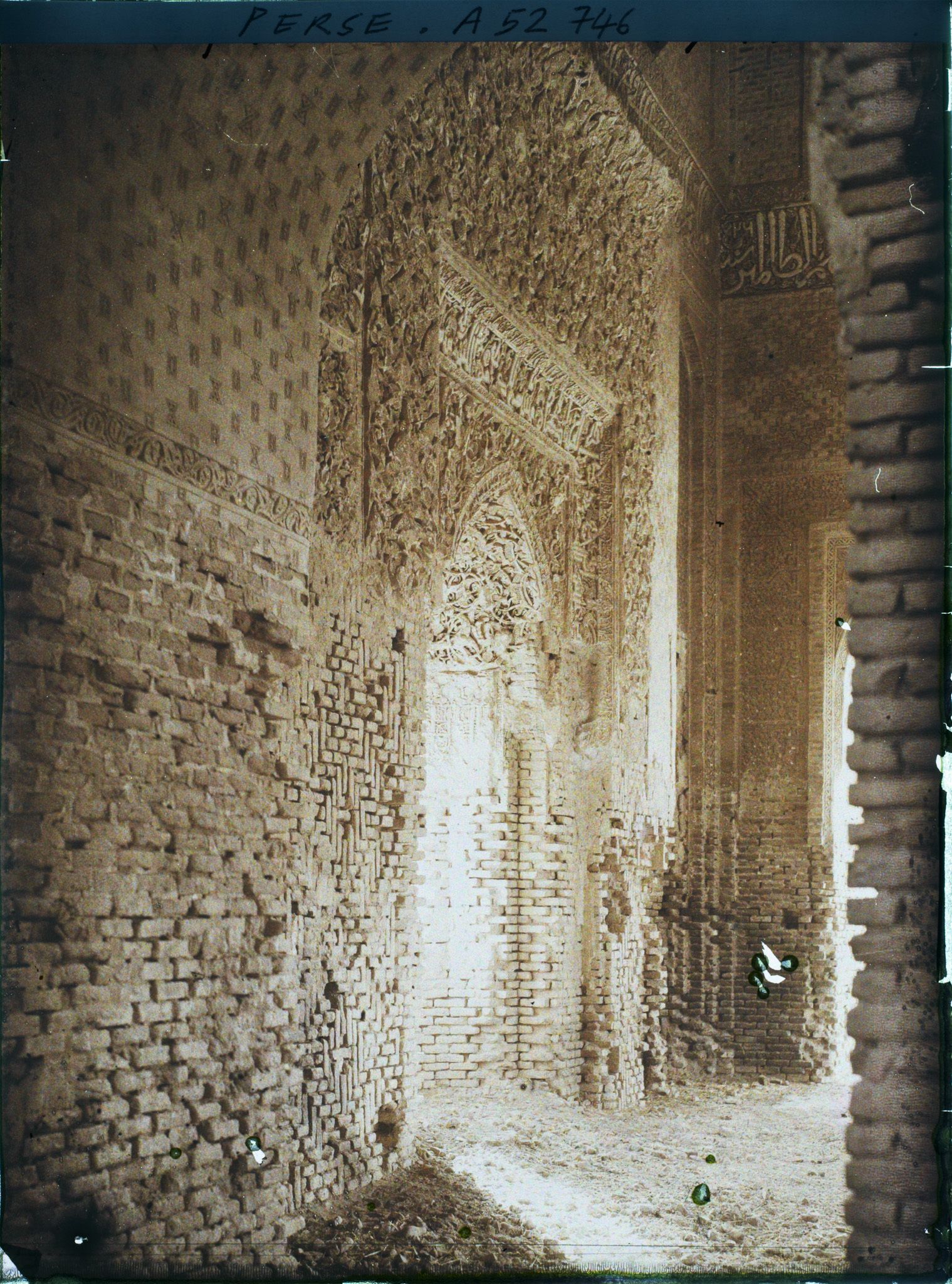 Image représentant La Masdjid-i-Djouma (Mosquée du Vendredi ou Grande mosquée, 1322), le mihrab