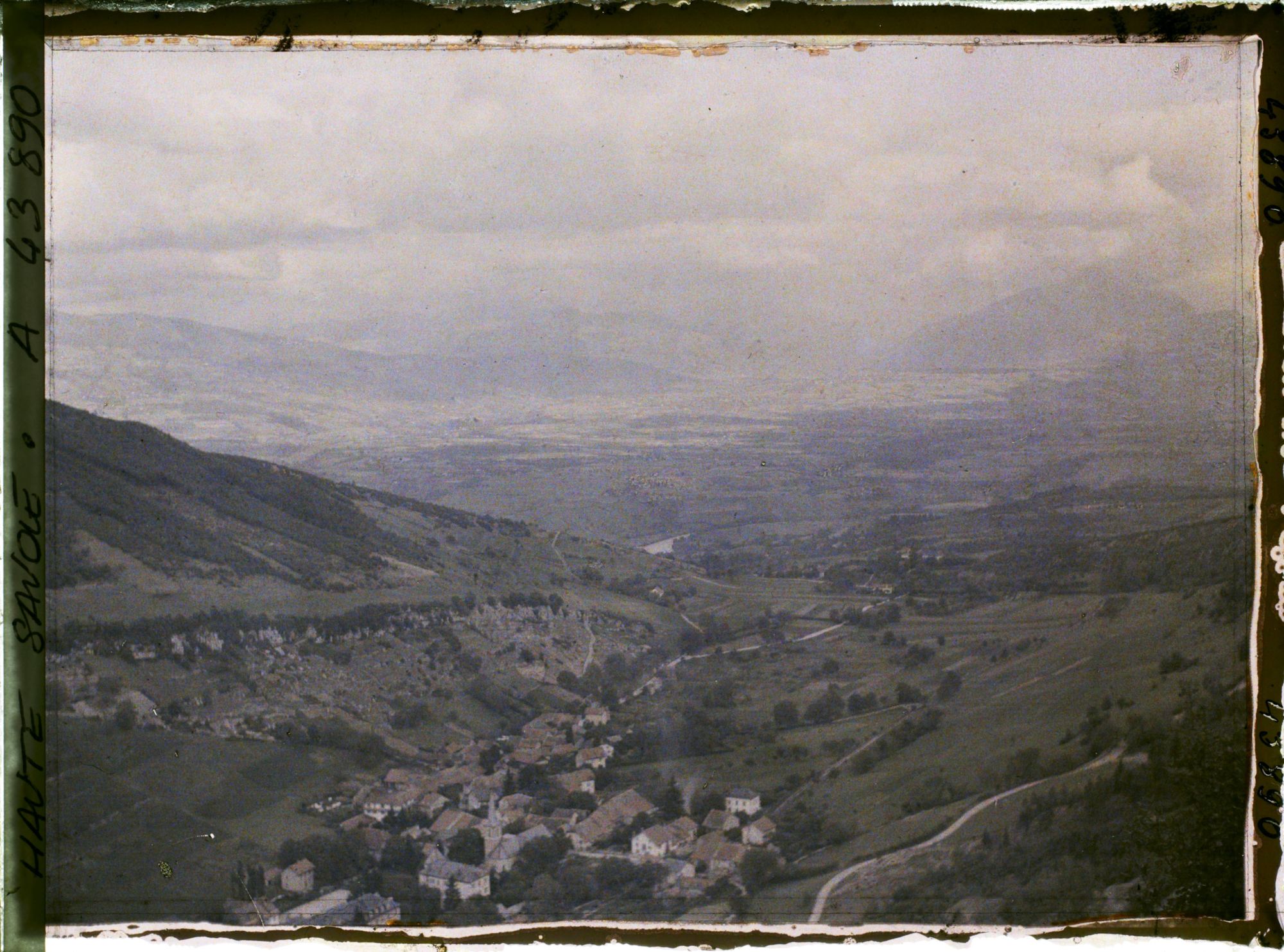 Image représentant France, Monnetier (Hte Savoie), Panorama s/ Monnetier et la Vallée de l'Arve au fond les Voirons à g. et le Môle a dr. entre les Voirons et le Môle, Vallée de Chamonix.