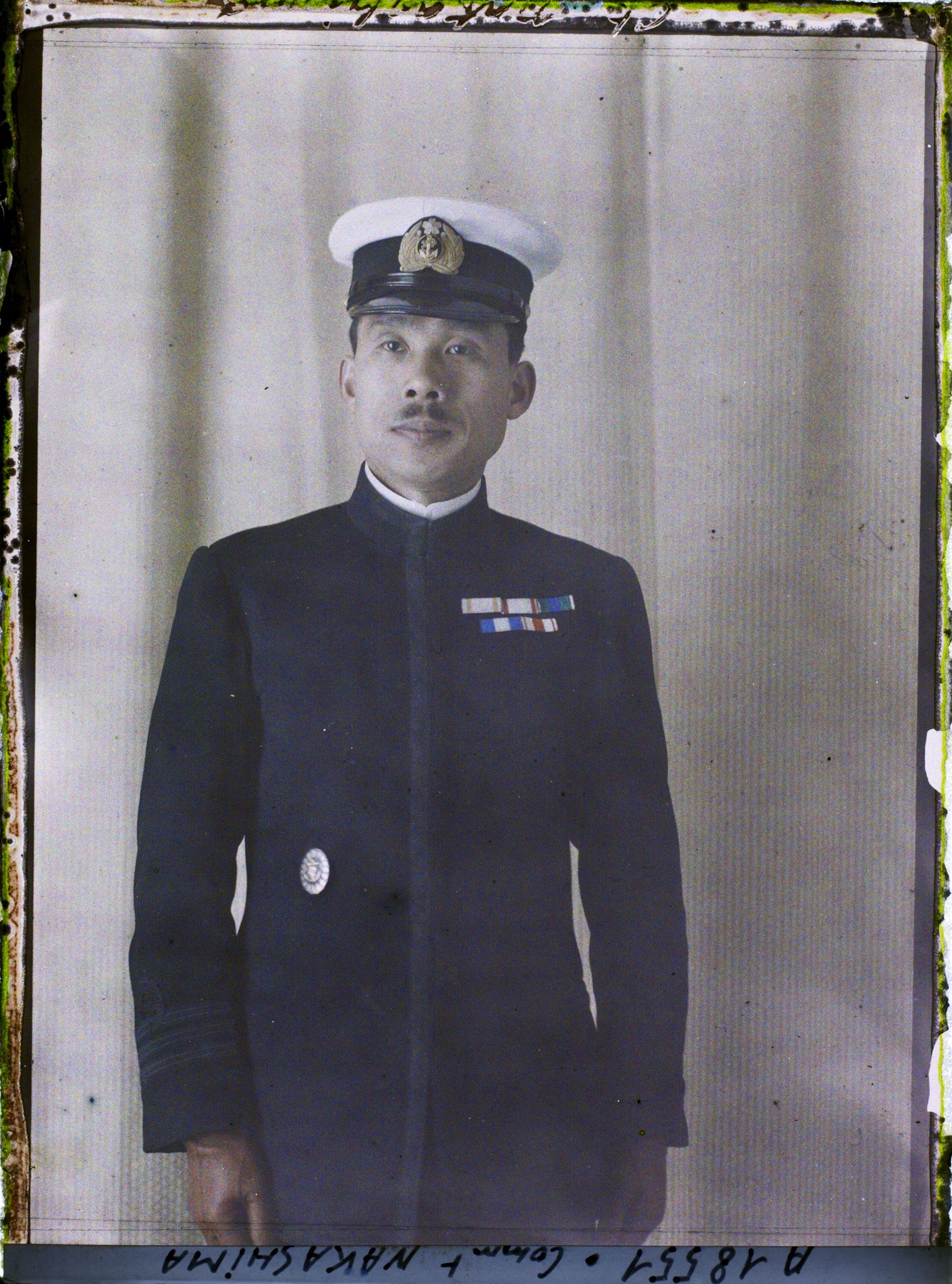 Image représentant Le commandant  https://musee-albert-kahn.s-museum.fr/home/NWQ2OTAwYzNmYjZlZTk1ZWQwODJmMjY4L2dlbmVyaWMtbm90aWNlLXRhYi9hdXRob3JpdHkvNjE3YTc5ZjVjZjhiODk2OGIzMzM3ZDIx/5d6900c3fb6ee95ed082f268/generic-notice-tab/authority/617a79ebcf8b8968b33374a9 Nakashima