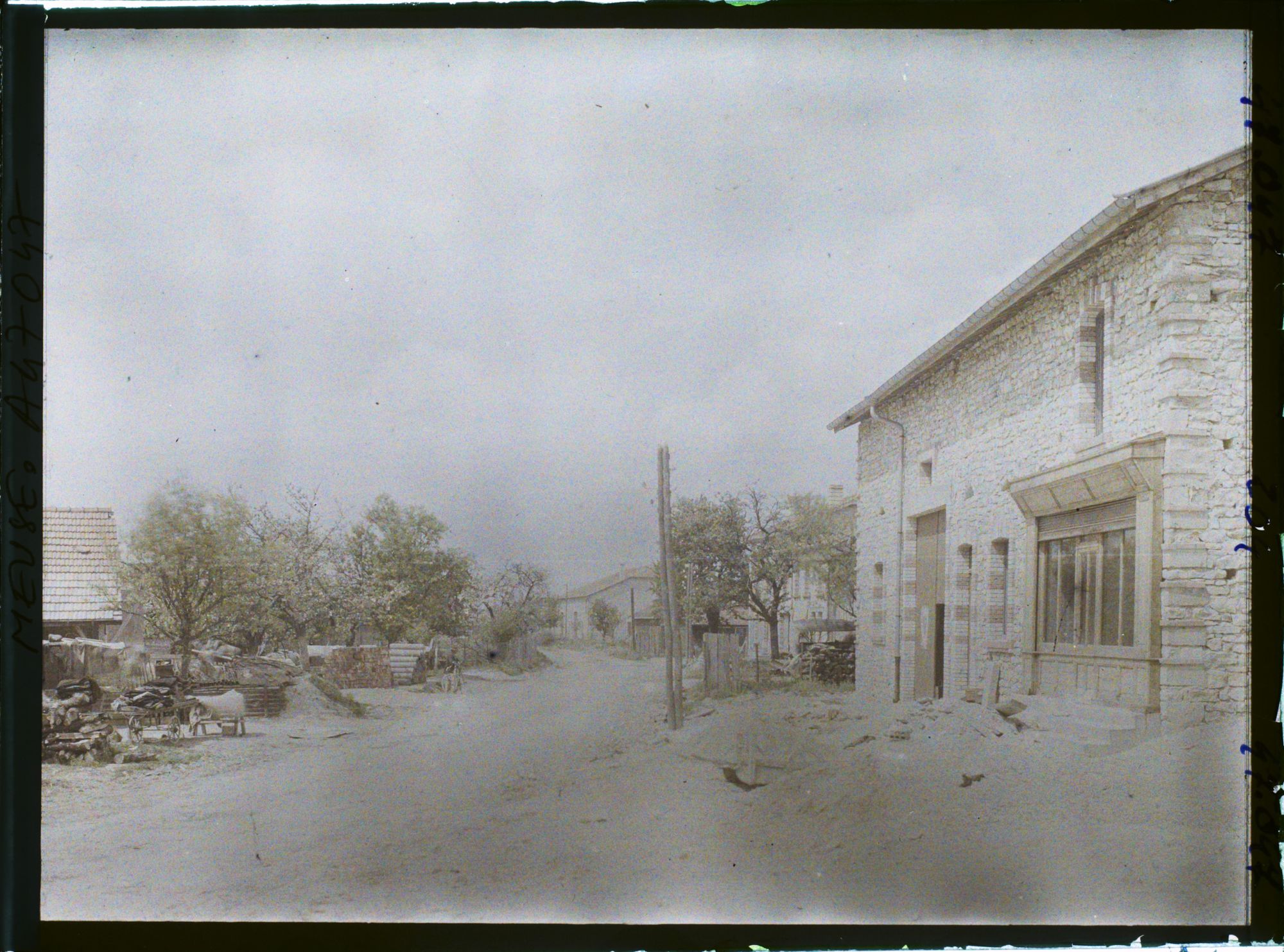 Image représentant France, Montfaucon (Meuse), Entrée de Montfaucon Rte de Consenvoye