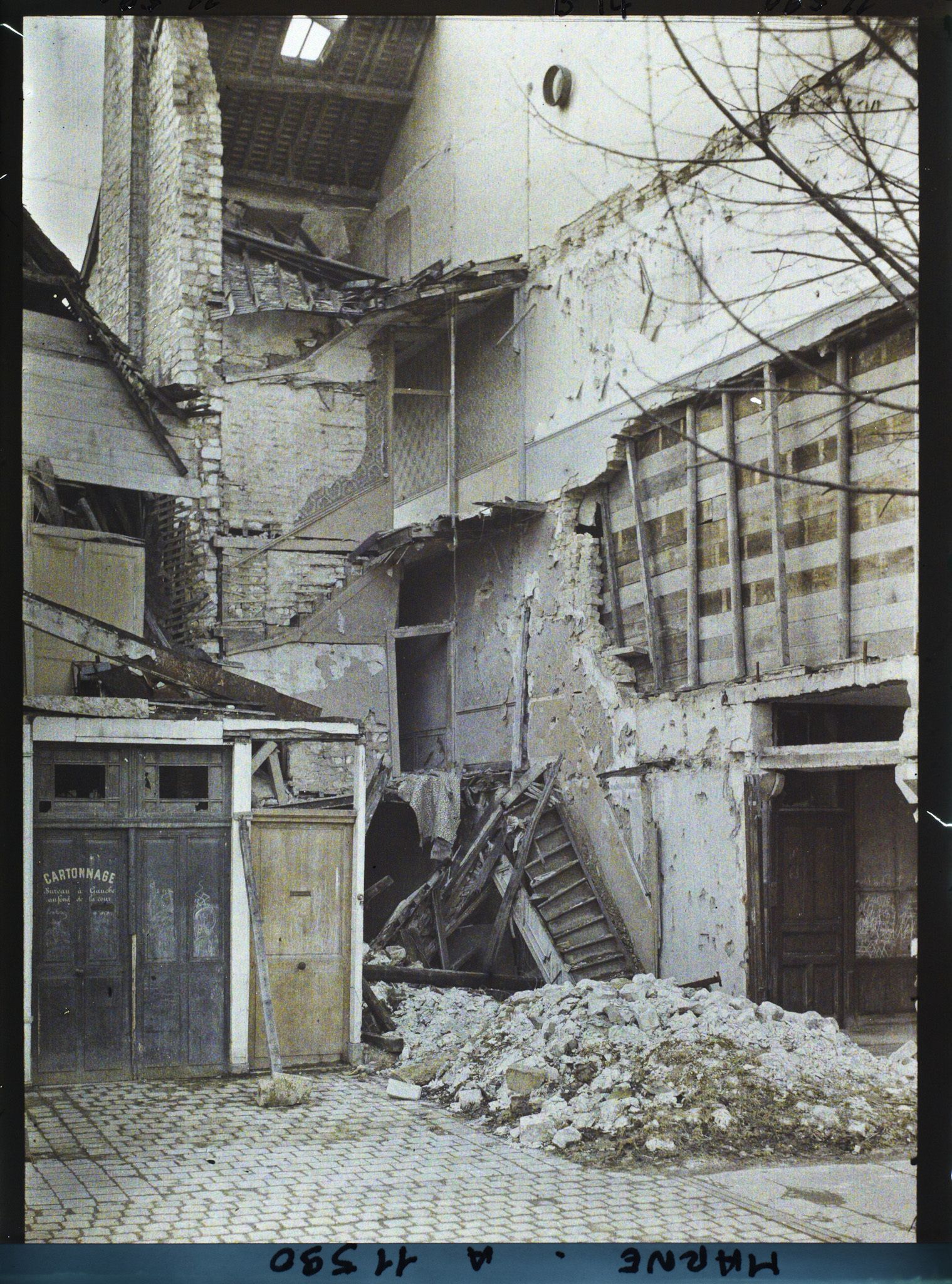 Image représentant Escalier en ruine, place Drouet d'Erlon