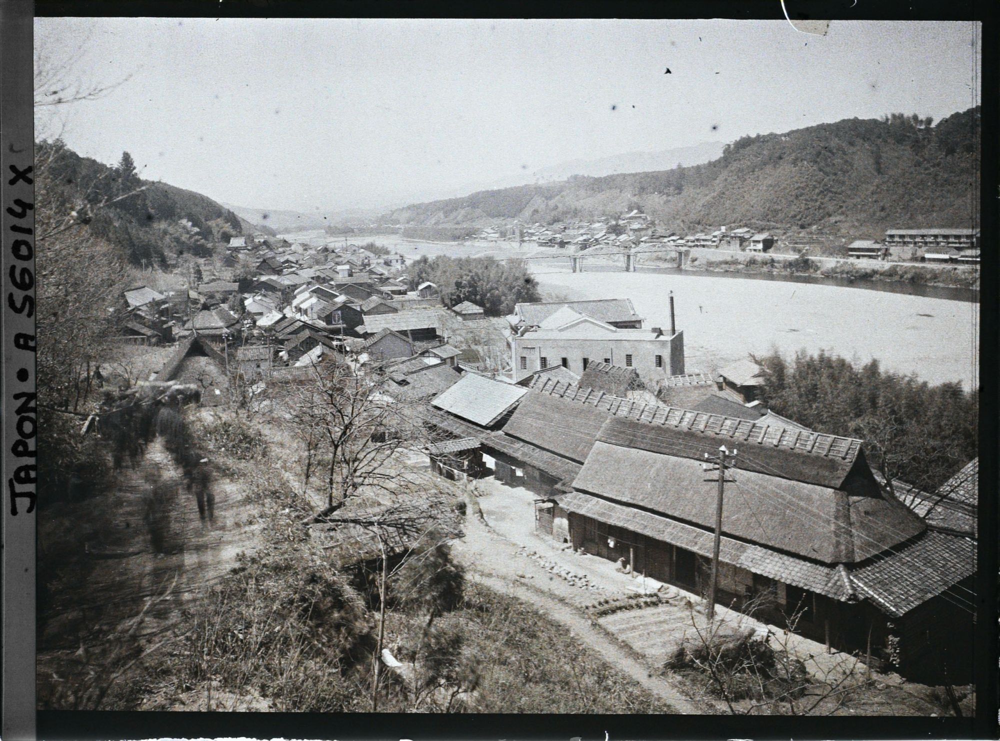 Image représentant Village au bord d'une rivière