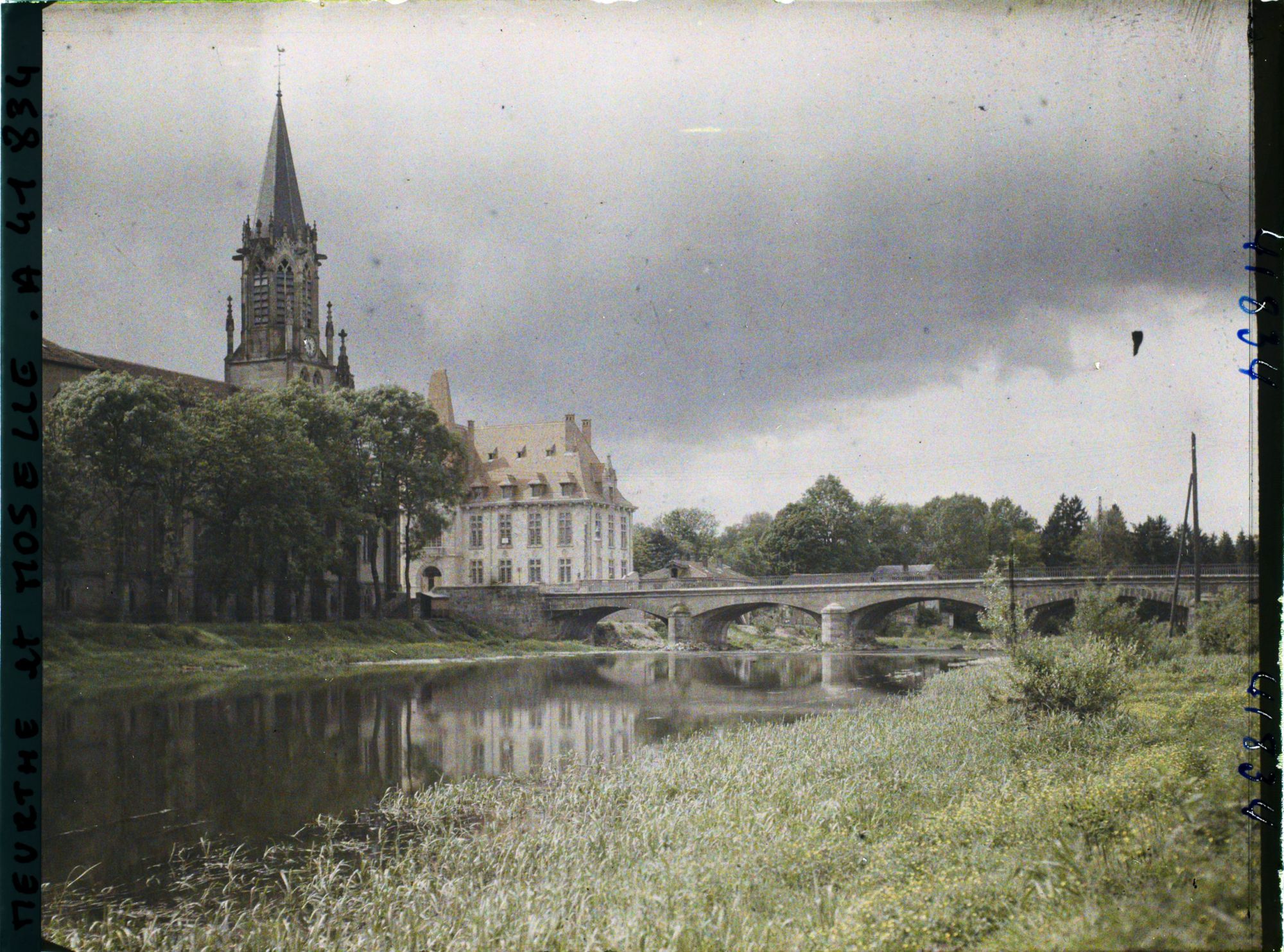 Image représentant France, Baccarat, Paysage vers l'Eglise, Nouvel Hôtel de Ville et la Meurthe