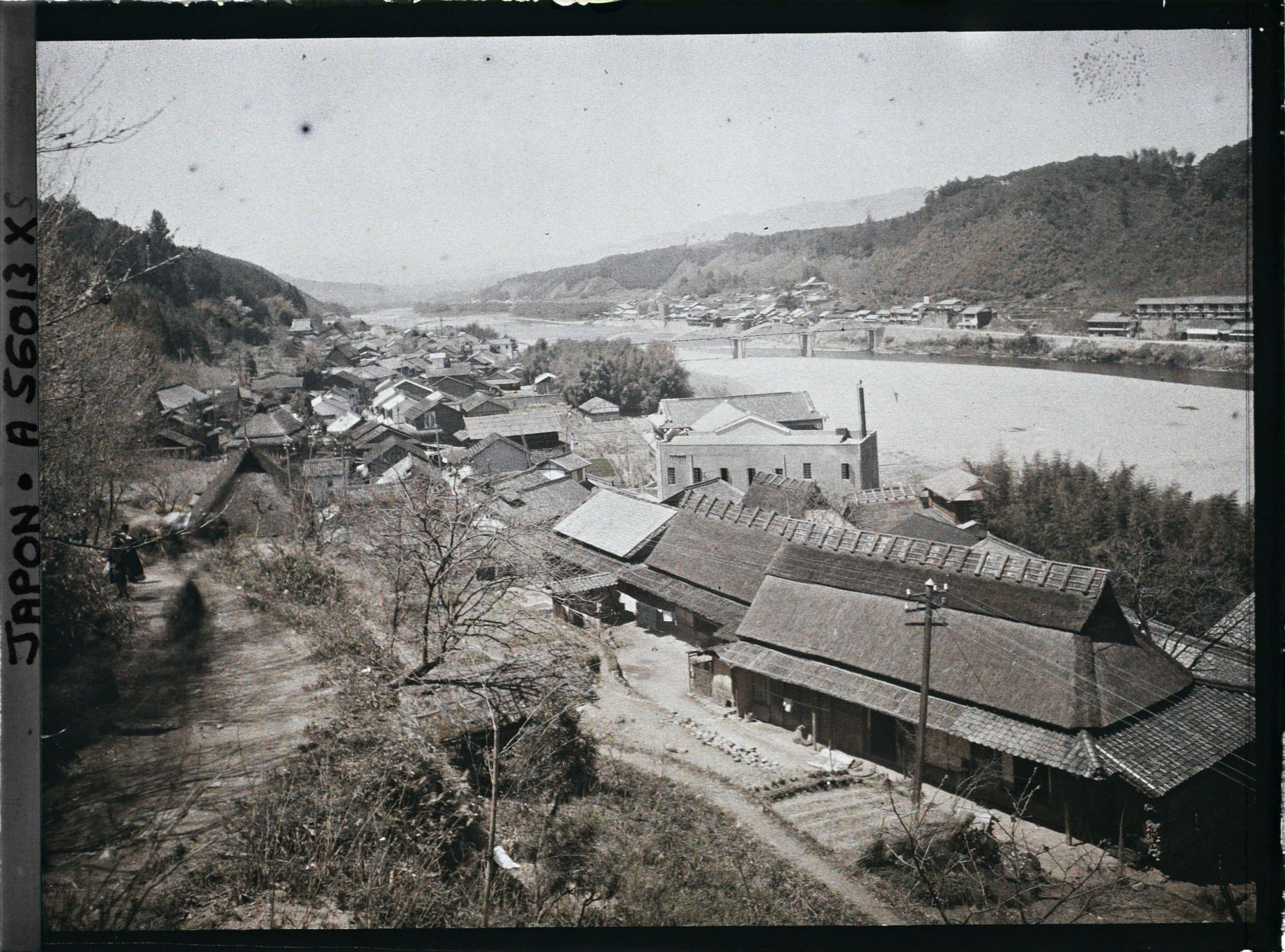 Image représentant Village au bord d'une rivière