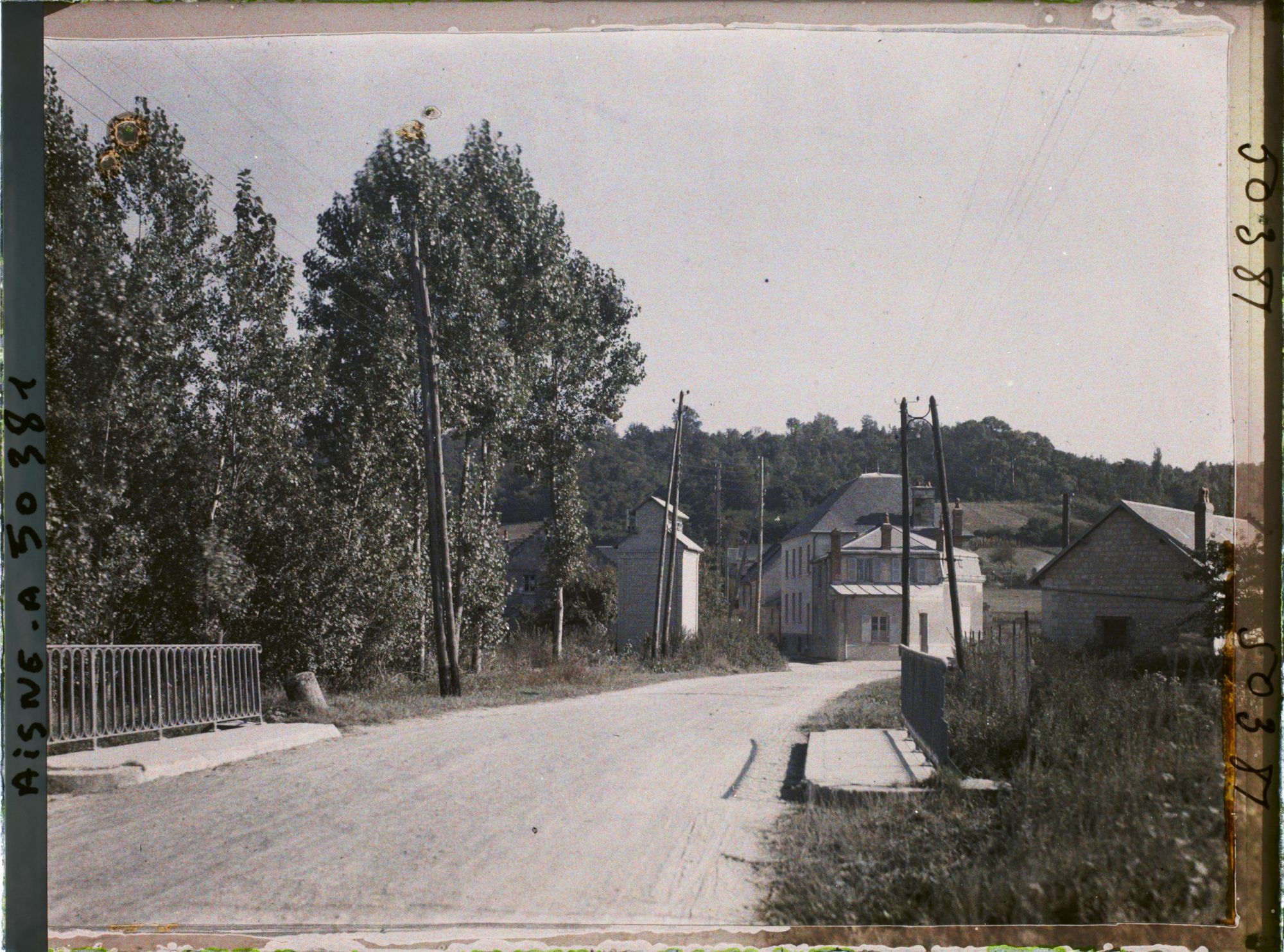 Image représentant France, St Christophe à Berry, Entrée Ouest du Village