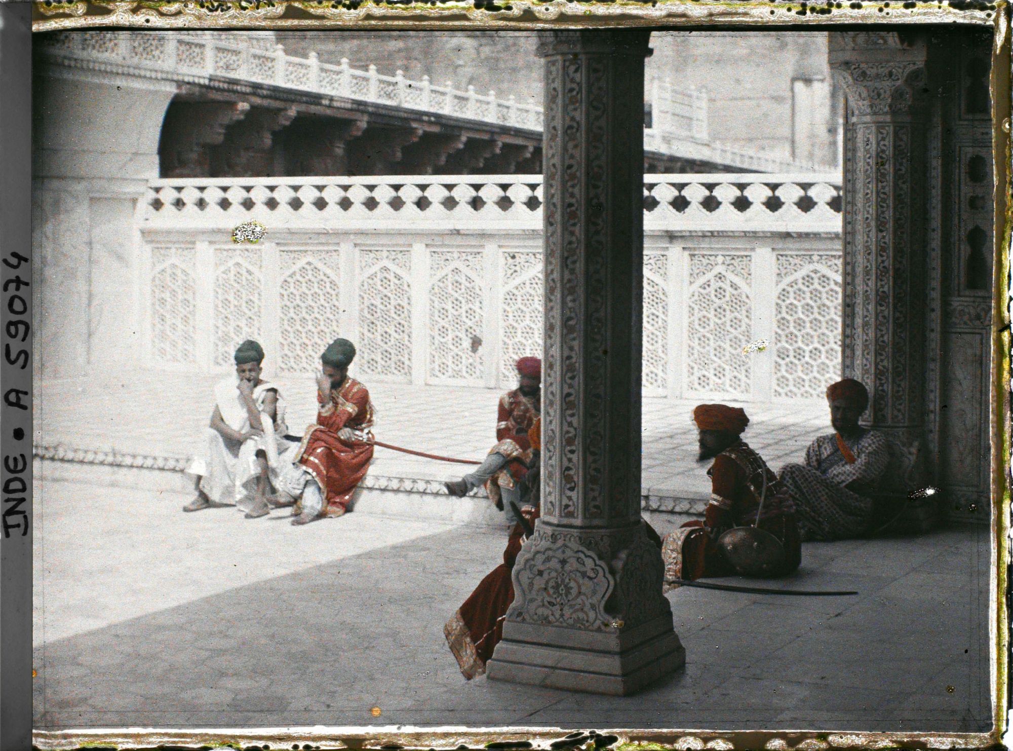 Image représentant Des gardes en costumes anciens sur la terrasse précédant la tour du Jasmin (Musamman Burj)