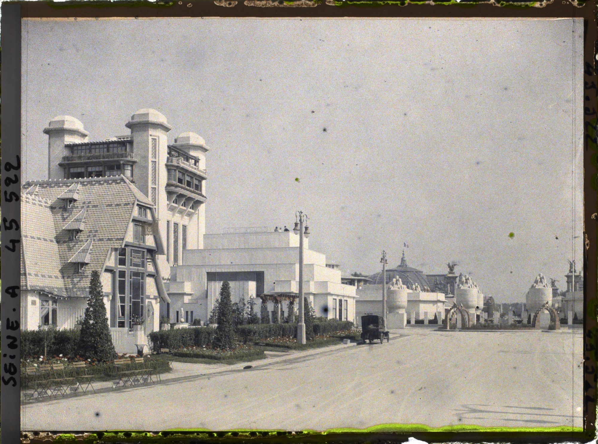 Image représentant L'Exposition des arts décoratifs, L'esplanade des Invalides. A gauche le Pavillon de Mulhouse, le Jardin de Vacherot et Riousse et l'Hôtel du Collectionneur