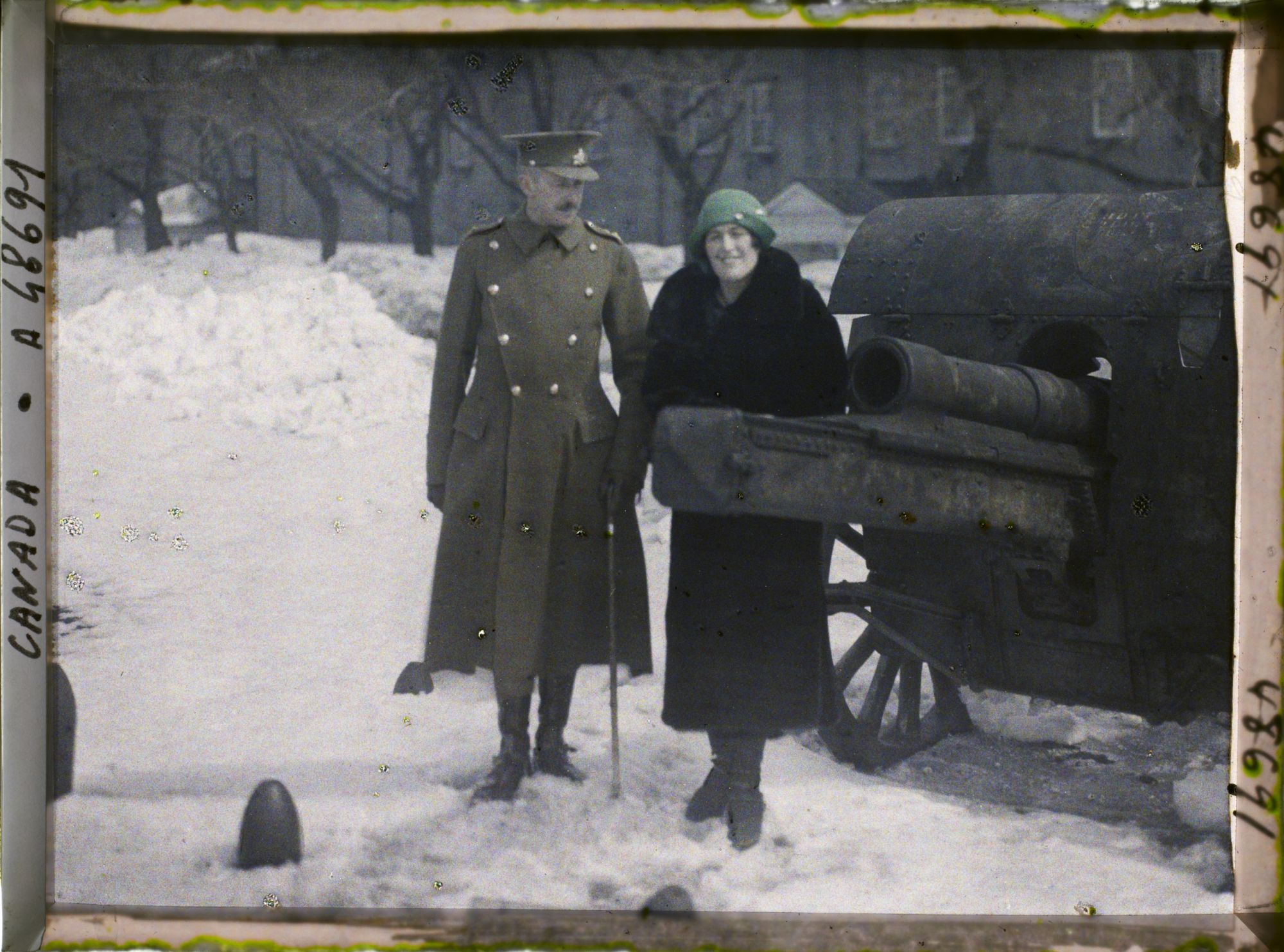 Image représentant M. Georges Vanier et son épouse Pauline devant la citadelle de Québec