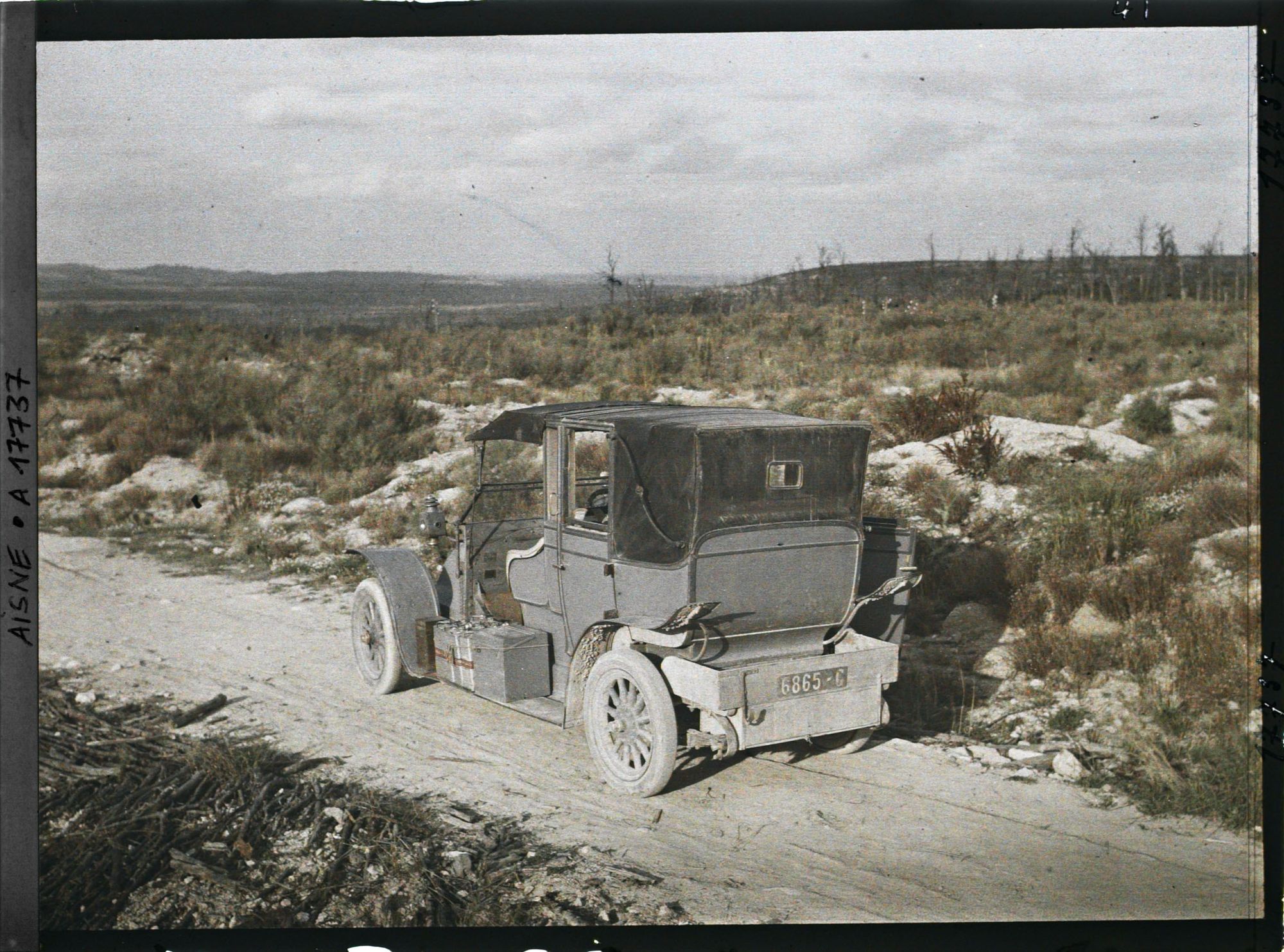 Image représentant Sur le point culminant du Chemin des Dames, près d'Hurtebise, la voiture d'Albert Kahn