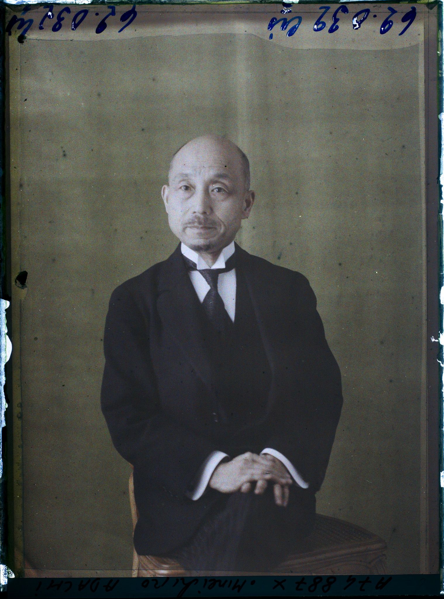 Image représentant https://musee-albert-kahn.s-museum.fr/home/NWQ2OTAwYzNmYjZlZTk1ZWQwODJmMjY4L2dlbmVyaWMtbm90aWNlLXRhYi9hdXRob3JpdHkvNjE3YTc5ZjVjZjhiODk2OGIzMzM3ZDIx/5d6900c3fb6ee95ed082f268/generic-notice-tab/authority/617a79ebcf8b8968b3336708 Mineichiro Adachi