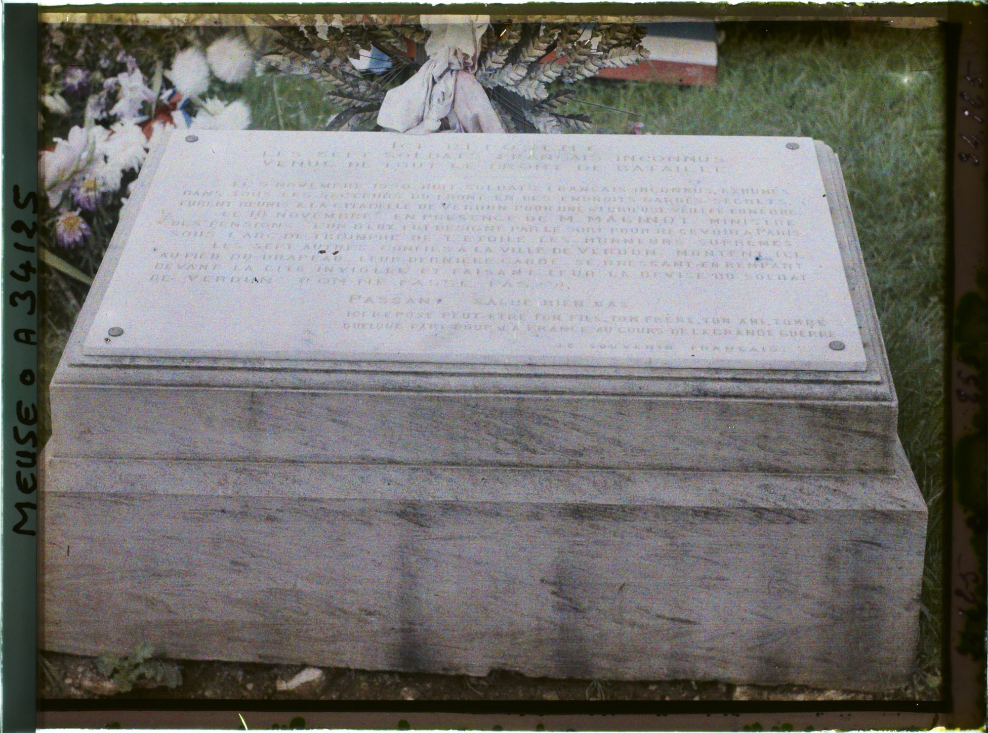 Image représentant France, Verdun, La plaque de la tombe des sept soldats inconnus