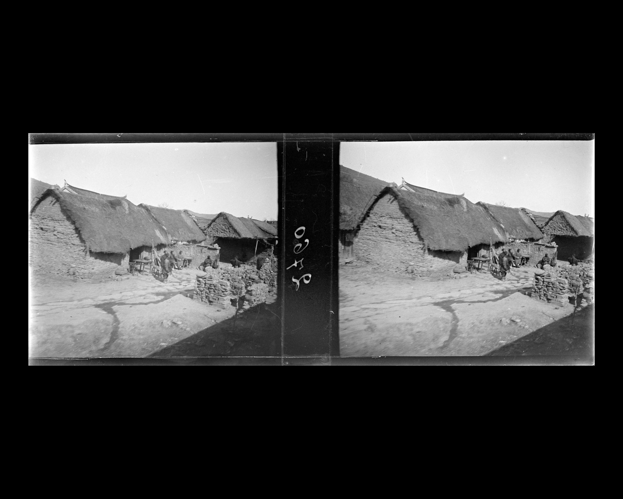 Image représentant Un groupe d'habitations rudimentaires