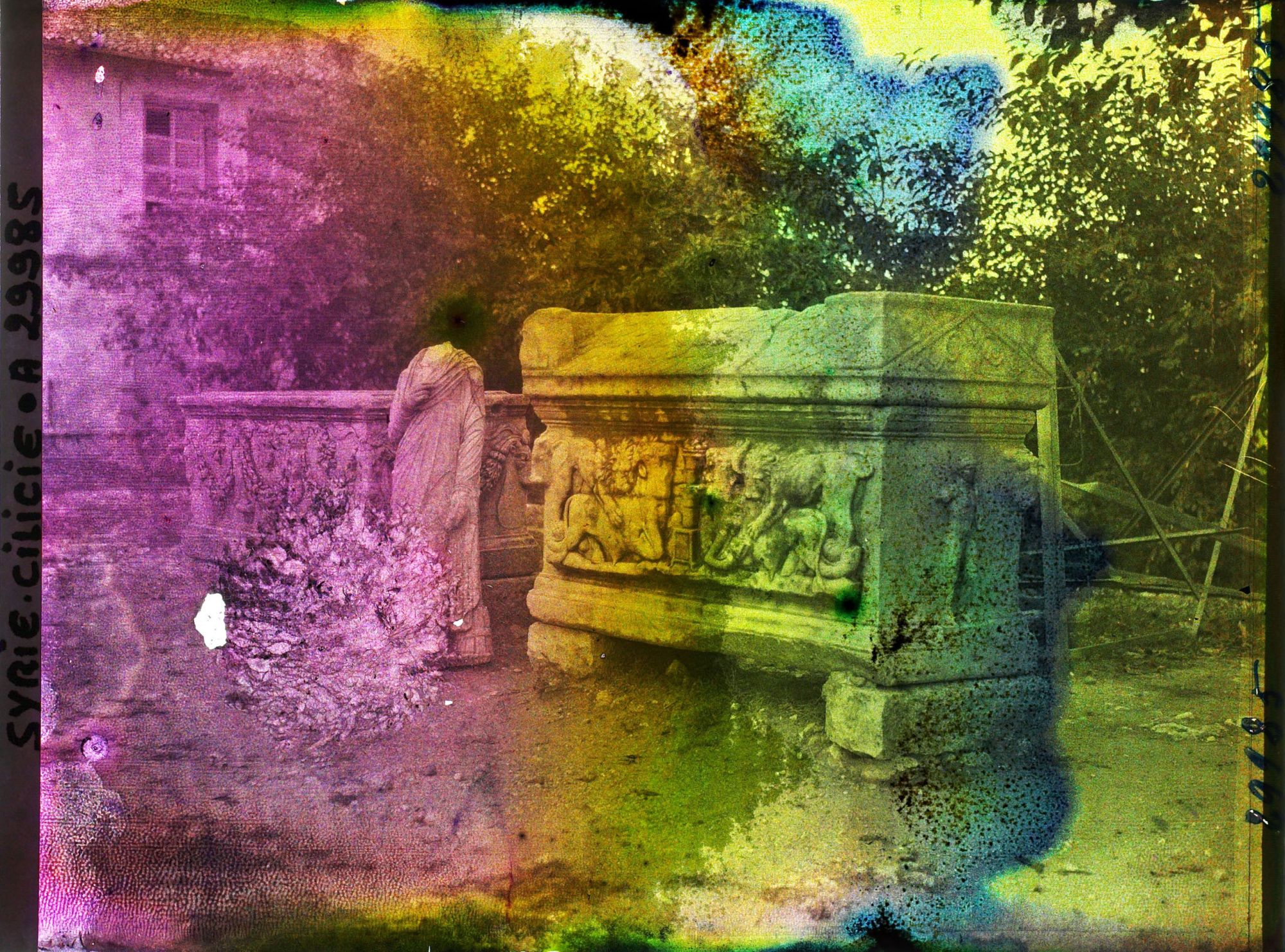 Image représentant Deux sarcophages romains et une statue acéphale