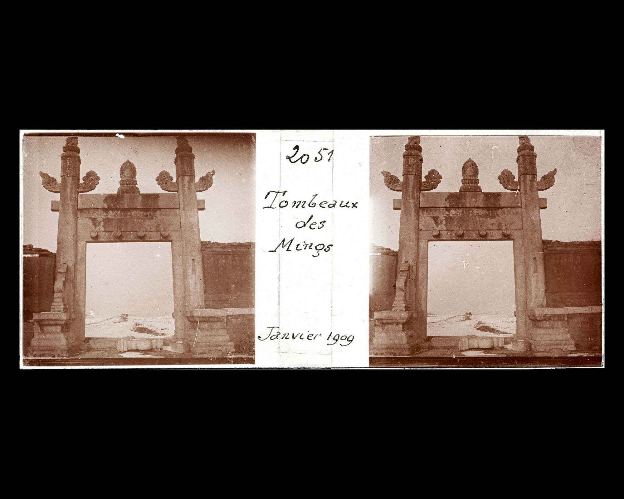 Image représentant Ming Shisanling ("Treize Tombeaux des Ming"). Le passage central de Longfengmen ("porte du Dragon et du Phénix")