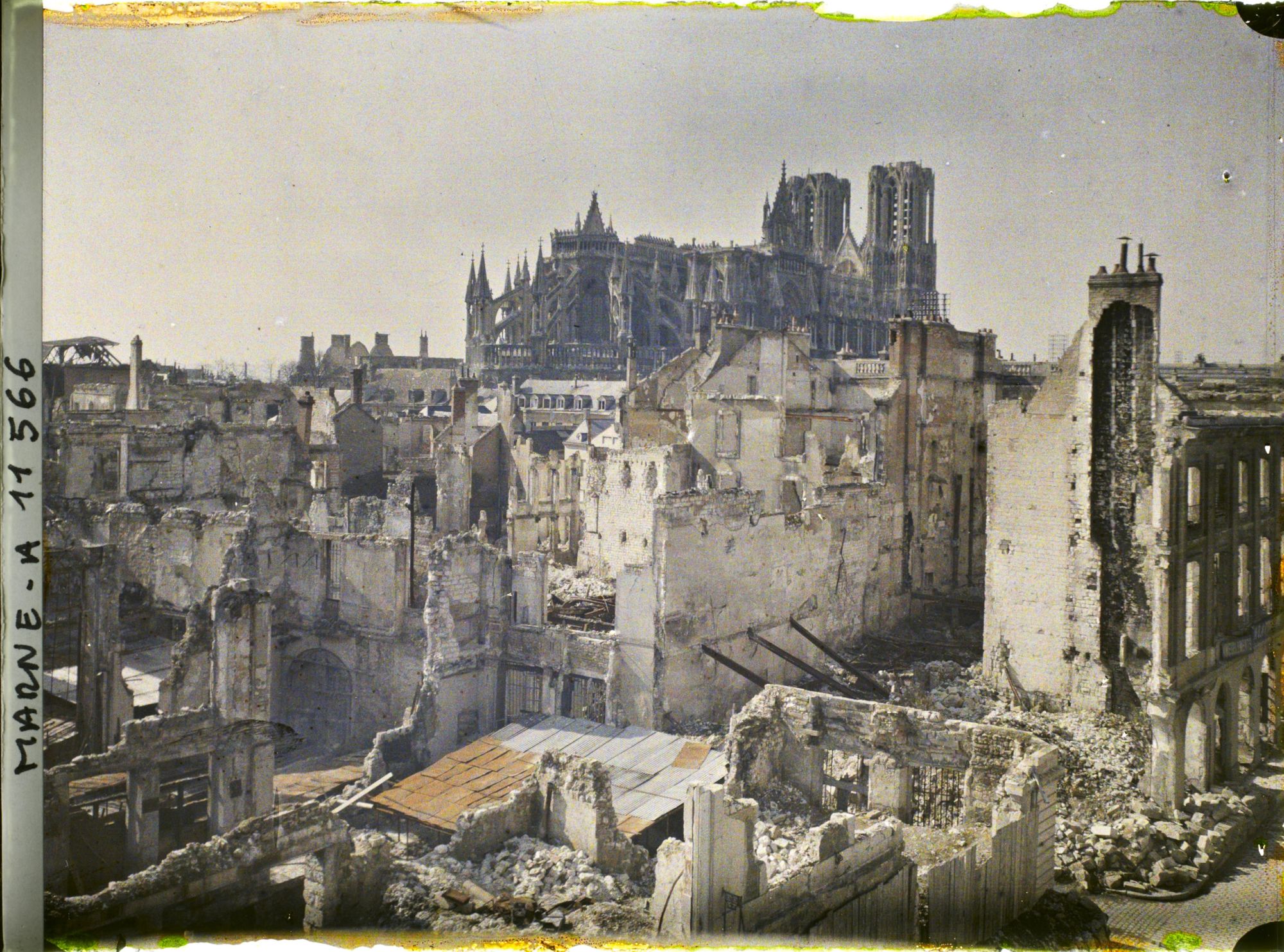 Image représentant Ruines du quartier de l'Université, au fond la cathédrale